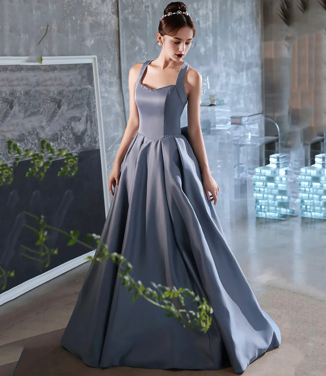 Robe de soirée longue en satin bleu, coupe trapèze / Boutique de robes de bal 