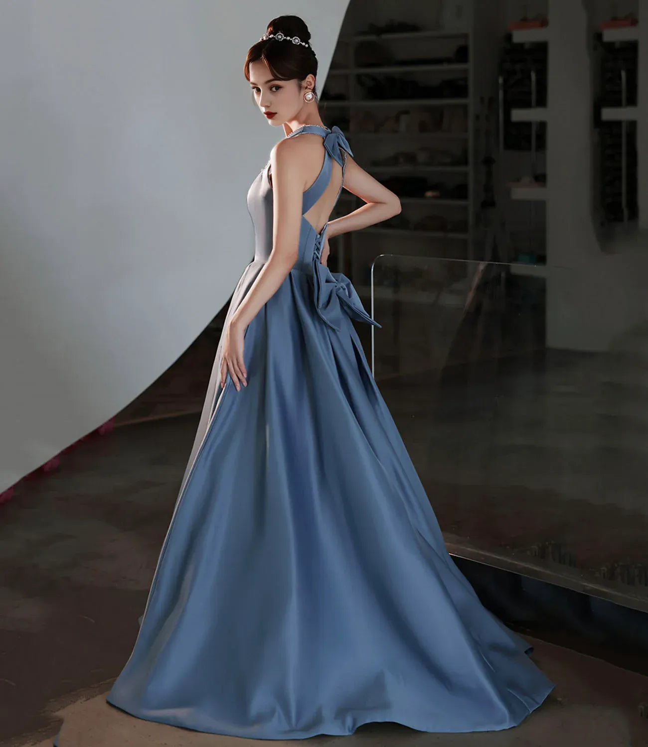 Robe de soirée longue en satin bleu, coupe trapèze / Boutique de robes de bal 
