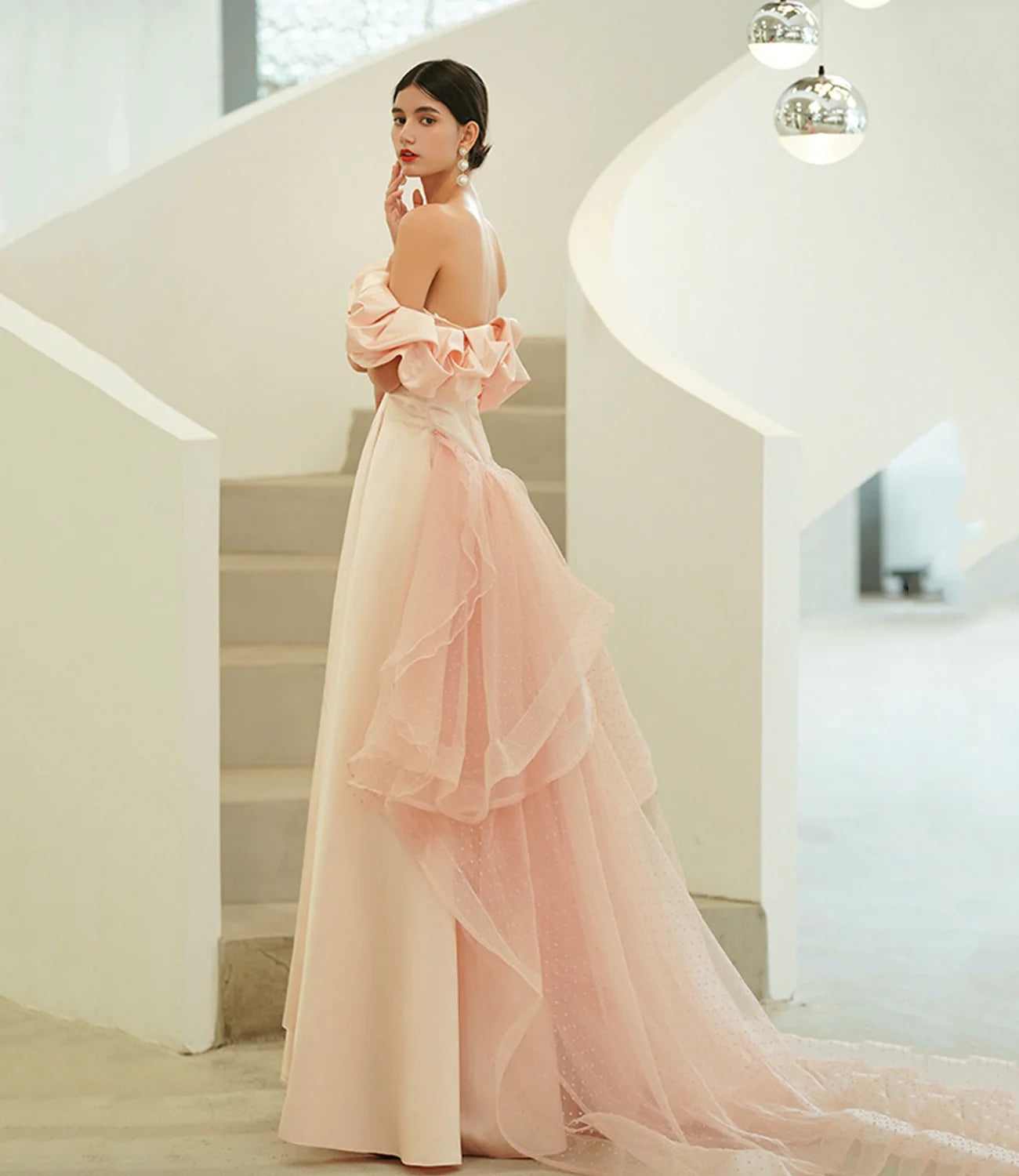Robe de soirée longue en satin rose et tulle, coupe trapèze / Boutique de robes de bal 