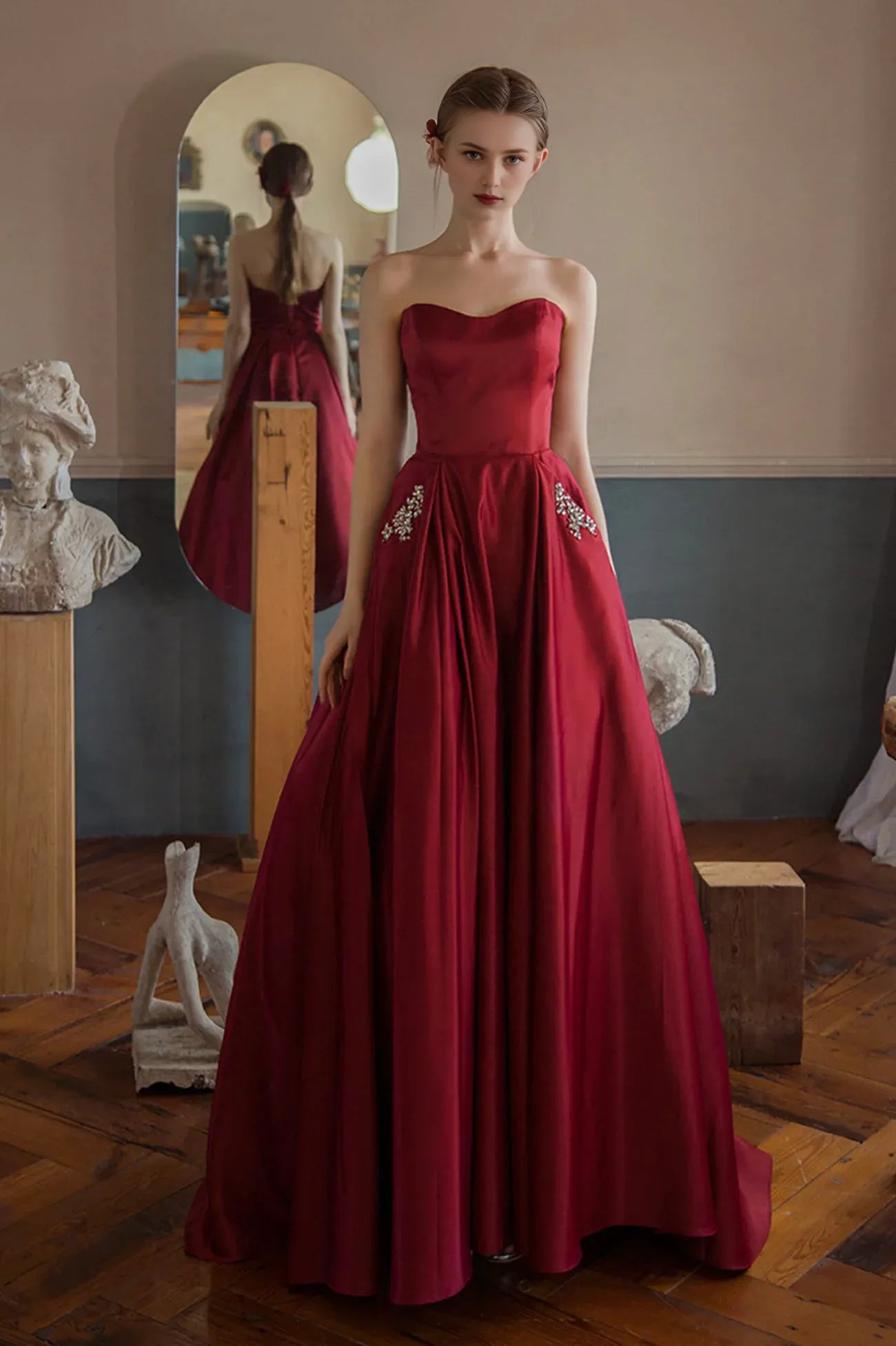 Robe de soirée longue en satin rouge, coupe trapèze, sans bretelles, longueur au sol / Boutique de robes de bal 