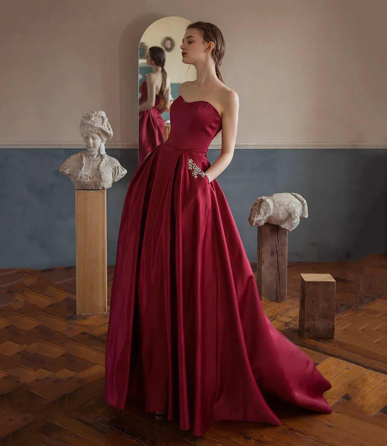 Robe de soirée longue en satin rouge, coupe trapèze, sans bretelles, longueur au sol / Boutique de robes de bal 
