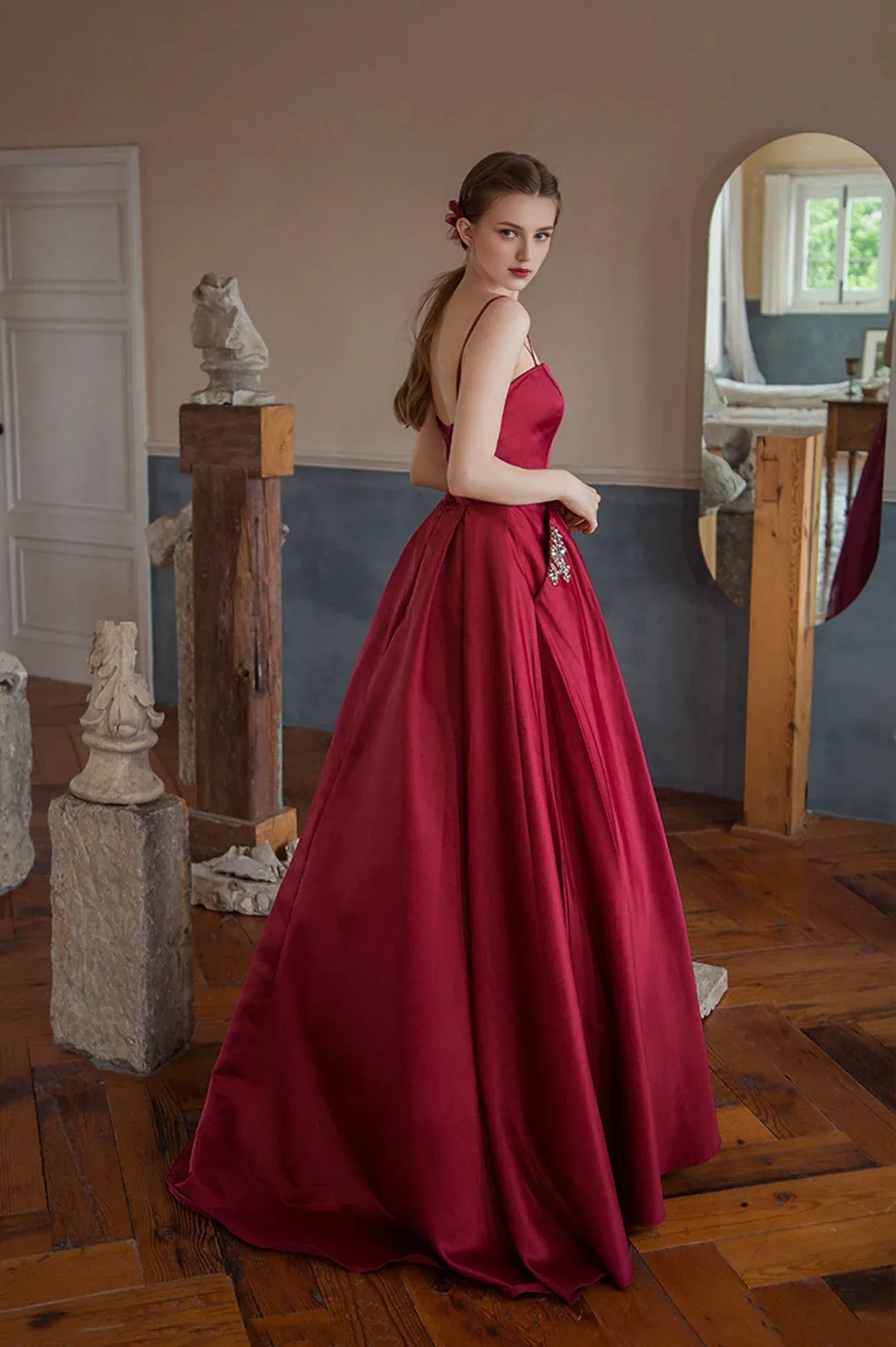 Robe de soirée longue en satin rouge, coupe trapèze, sans bretelles, longueur au sol / Boutique de robes de bal 