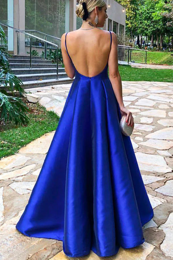 Robe de soirée élégante en satin bleu roi, coupe trapèze, bretelles spaghetti, disponible dans plusieurs magasins. 