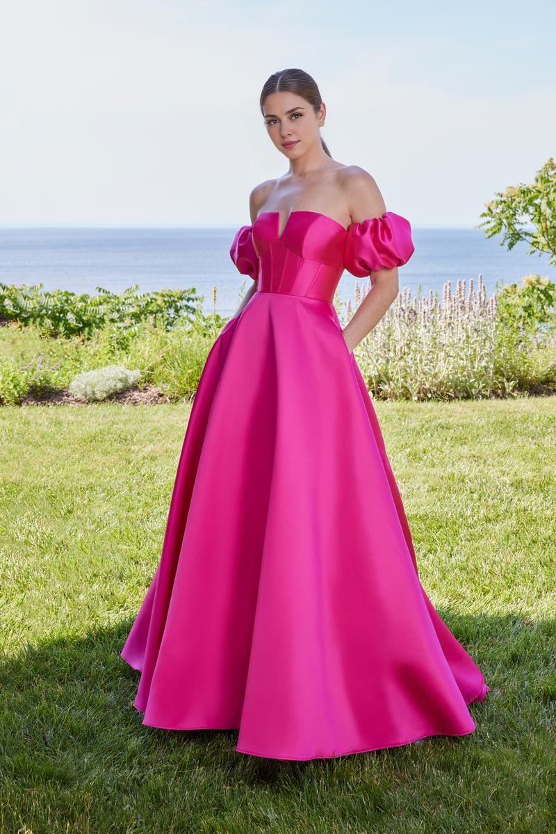 Robe de soirée fuchsia trapèze, sans bretelles, épaules dénudées, longueur au sol, avec fente et manches. Magasins de robes de bal 