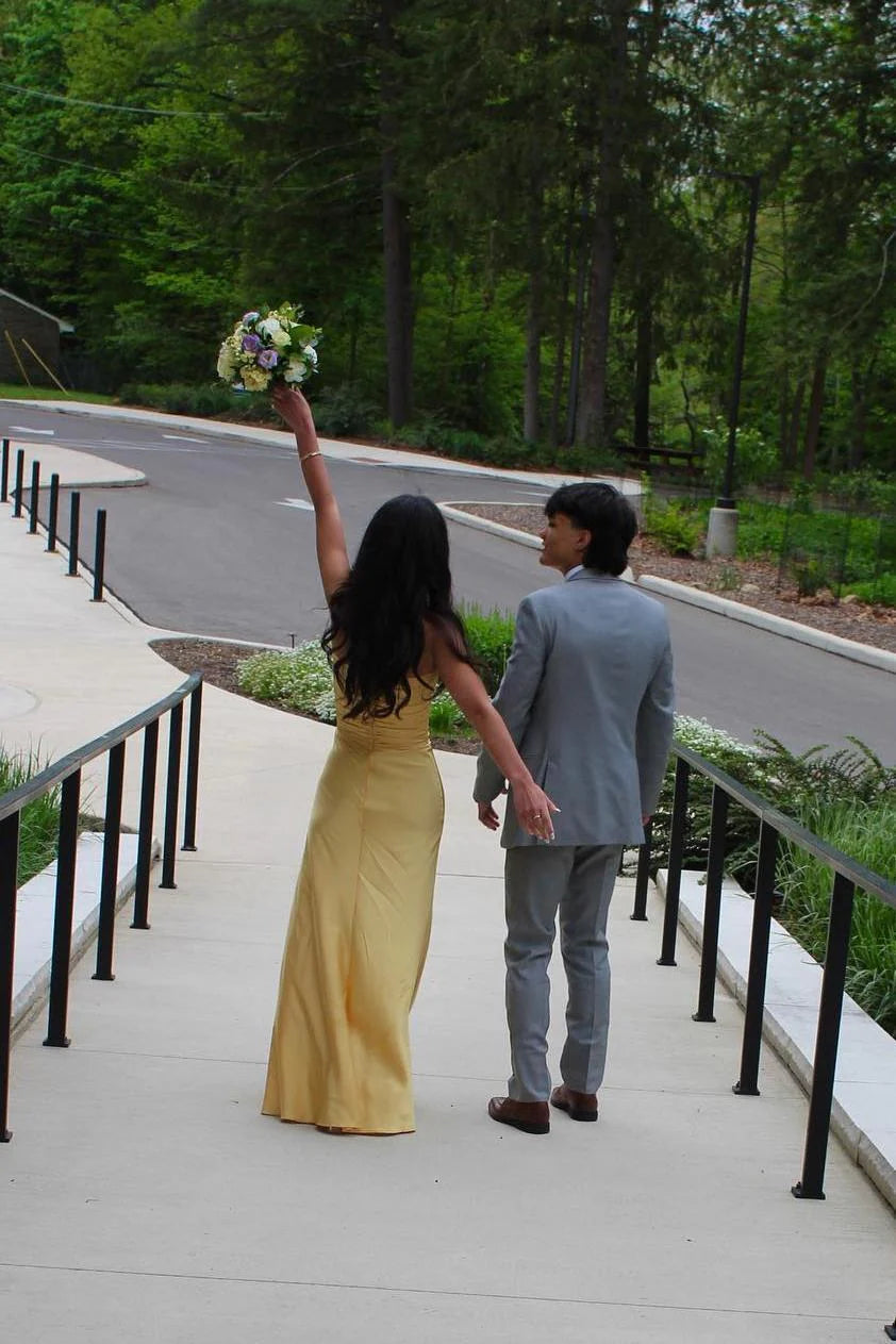 Robe de soirée longue en satin jaune, nouée sur le devant, ajustée 