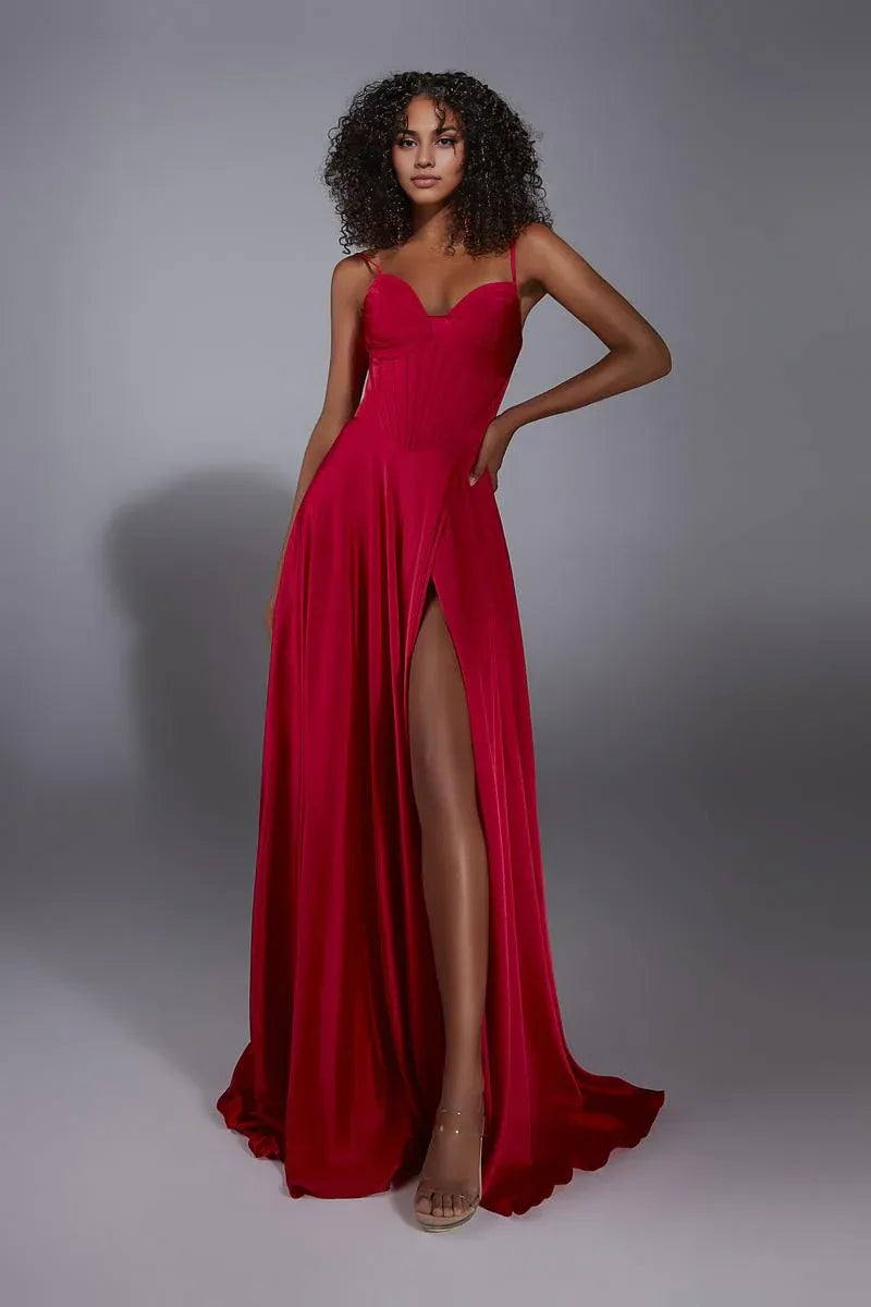 Robe de soirée rouge simple, coupe trapèze, sans manches, épaules dénudées, plissée, longueur au sol, avec fente. Magasins de robes de bal 