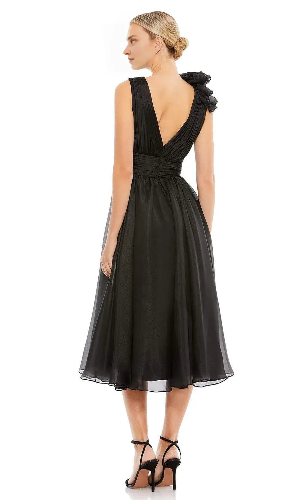 Robes de soirée pour femmes / Robe de bal trapèze froncée sans manches à décolleté plongeant en V / Robe de bal en magasin 