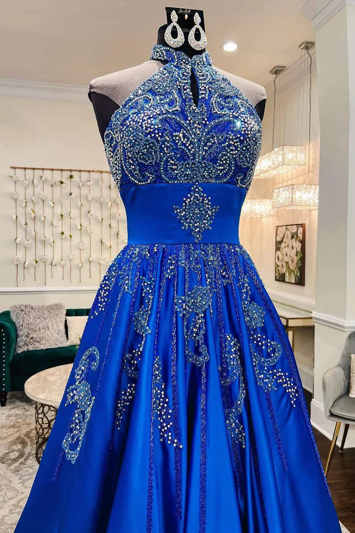 Robe de bal trapèze glamour bleu roi en satin, longueur au sol, avec perles et col licou 
