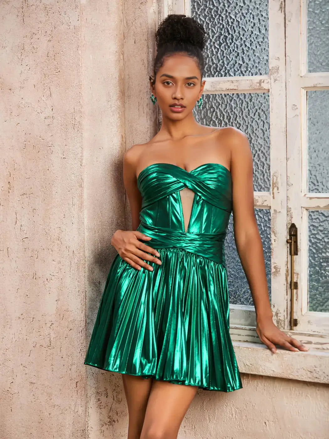 Glamorous A-Line Strapless Keyhole Pleated Metallic Emerald Green Mini Homecoming Dress