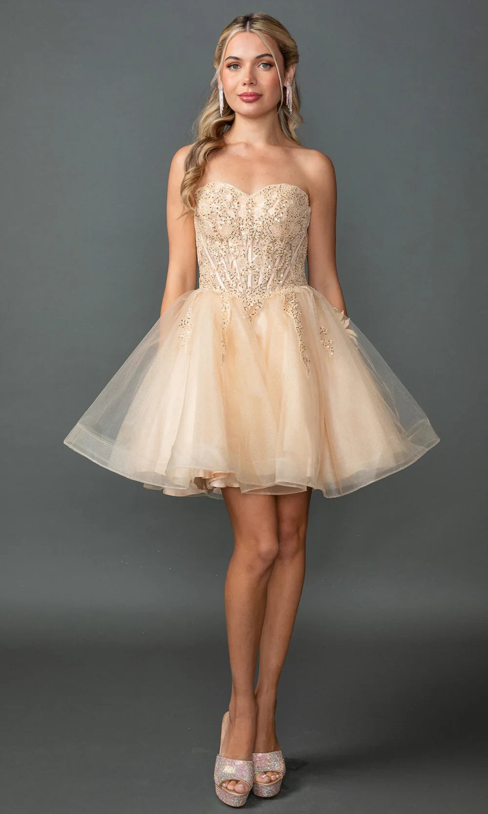 Glamorous A-Line Sweetheart Corset Beaded Applique Tulle Champagne Short Homecoming Dress