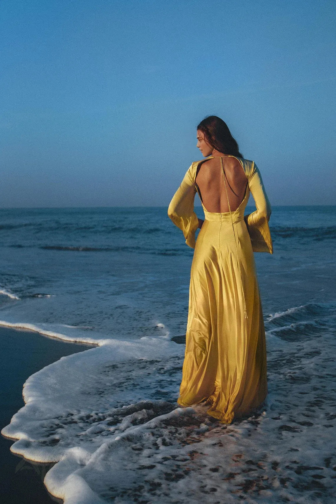 Vestido dorado largo hasta el suelo con mangas acampanadas y escote en V profundo para dama de honor, estilo bohemio. 