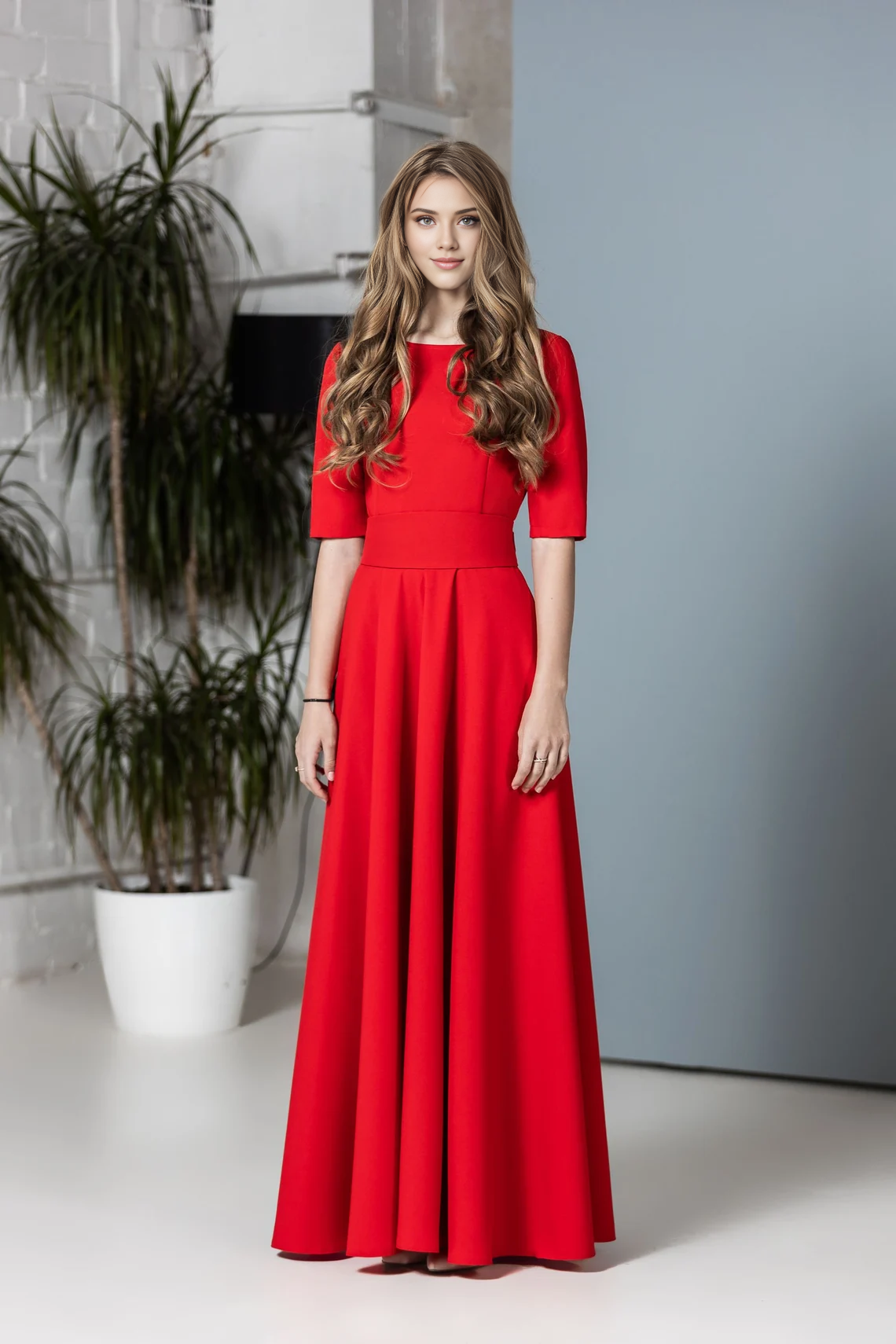 Superbe robe de soirée rouge trapèze à manches courtes et col rond, longueur au sol 