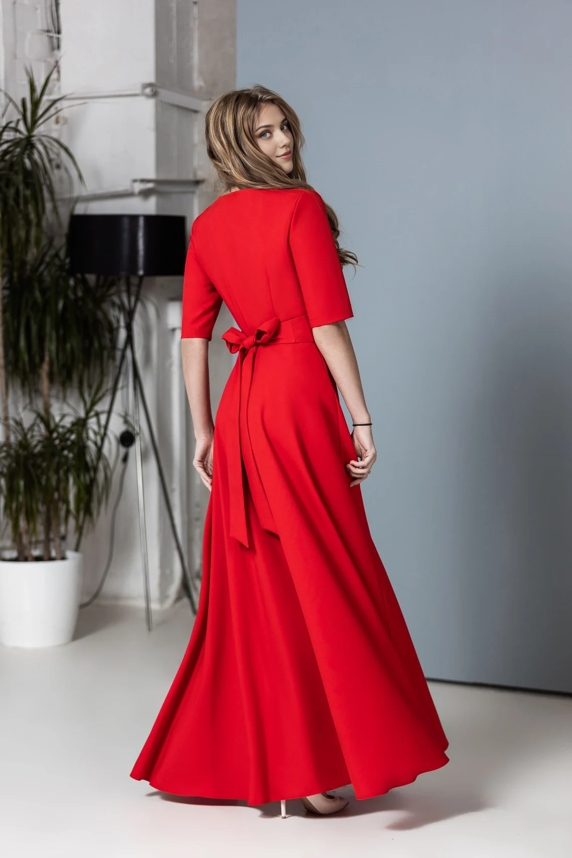 Superbe robe de soirée rouge trapèze à manches courtes et col rond, longueur au sol 