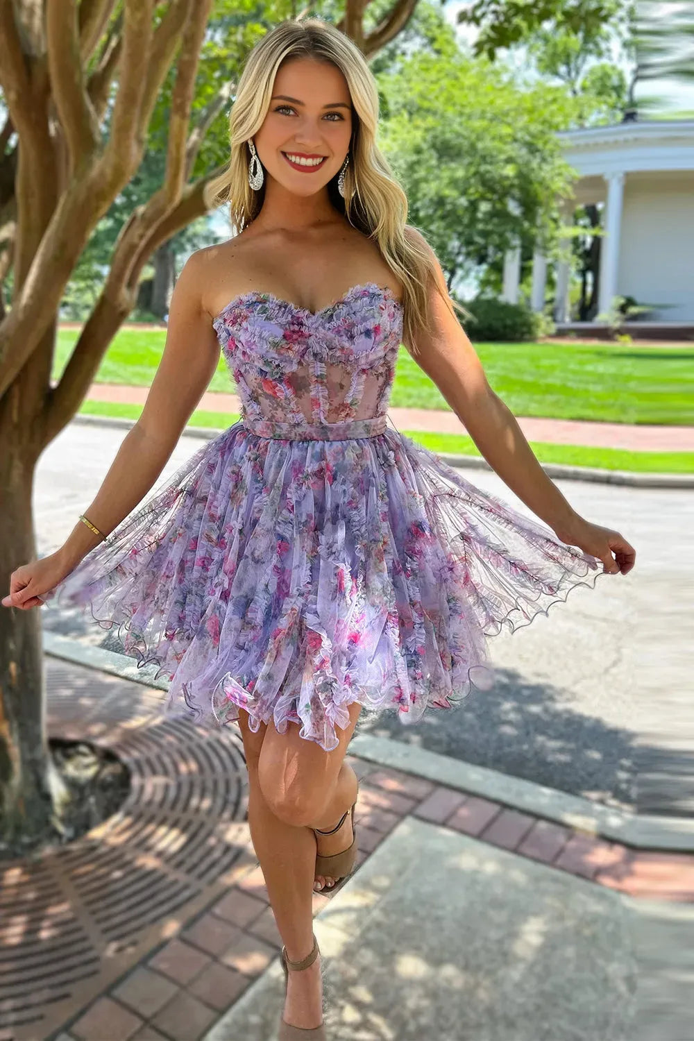 Superbe robe de soirée courte à imprimé floral et décolleté en cœur 