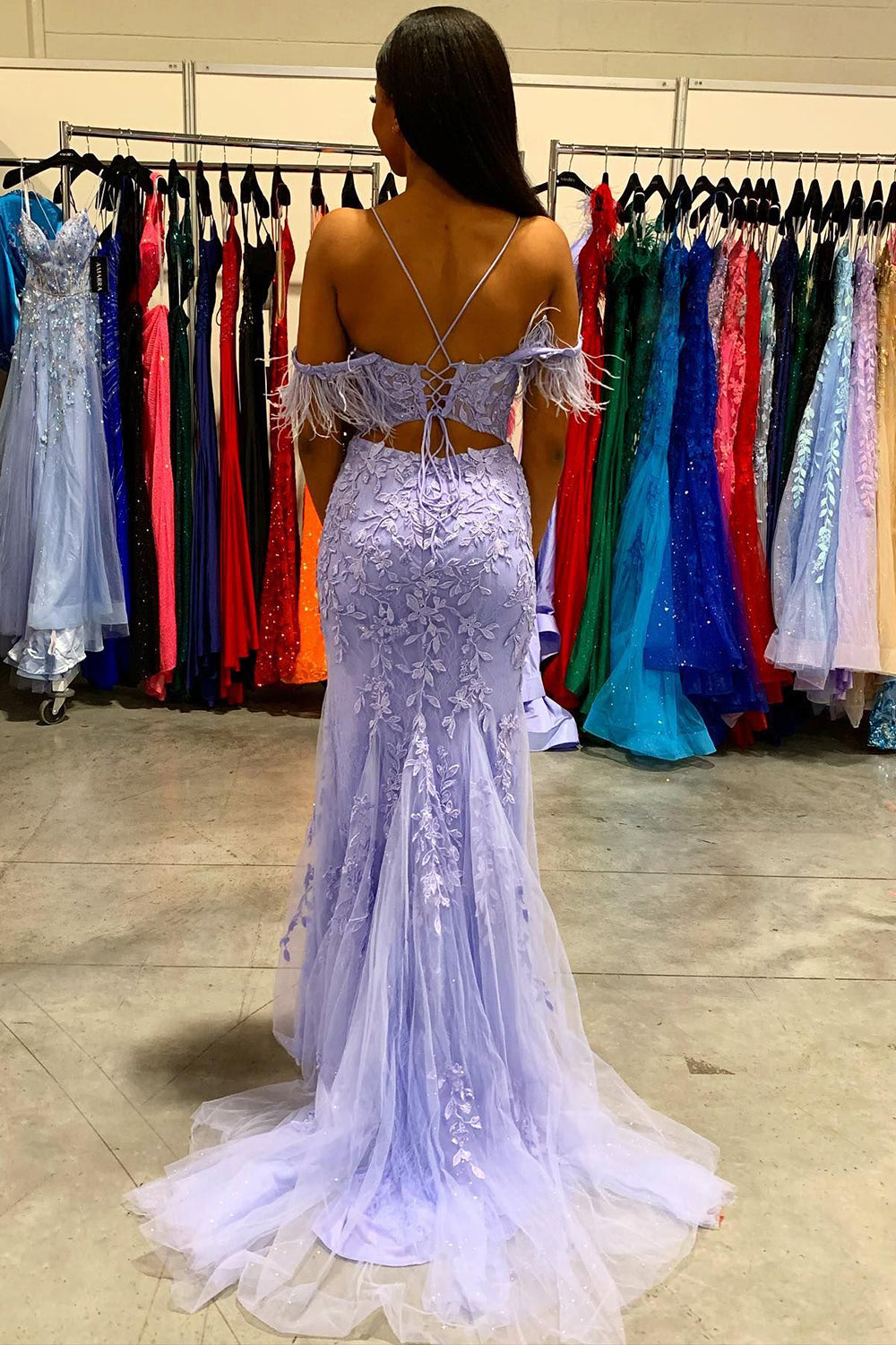 Hermoso vestido de fiesta de sirena con tirantes finos y apliques de Weitese