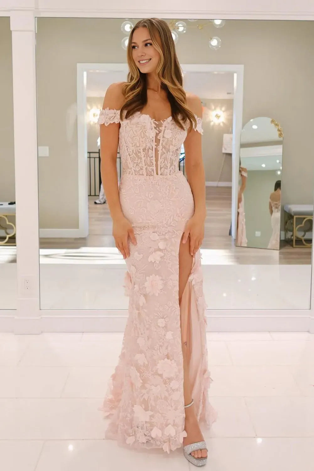 Hermoso vestido de fiesta largo de sirena con hombros descubiertos, encaje y abertura con apliques