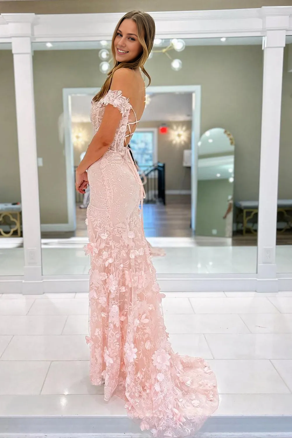 Hermoso vestido de fiesta largo de sirena con hombros descubiertos, encaje y abertura con apliques