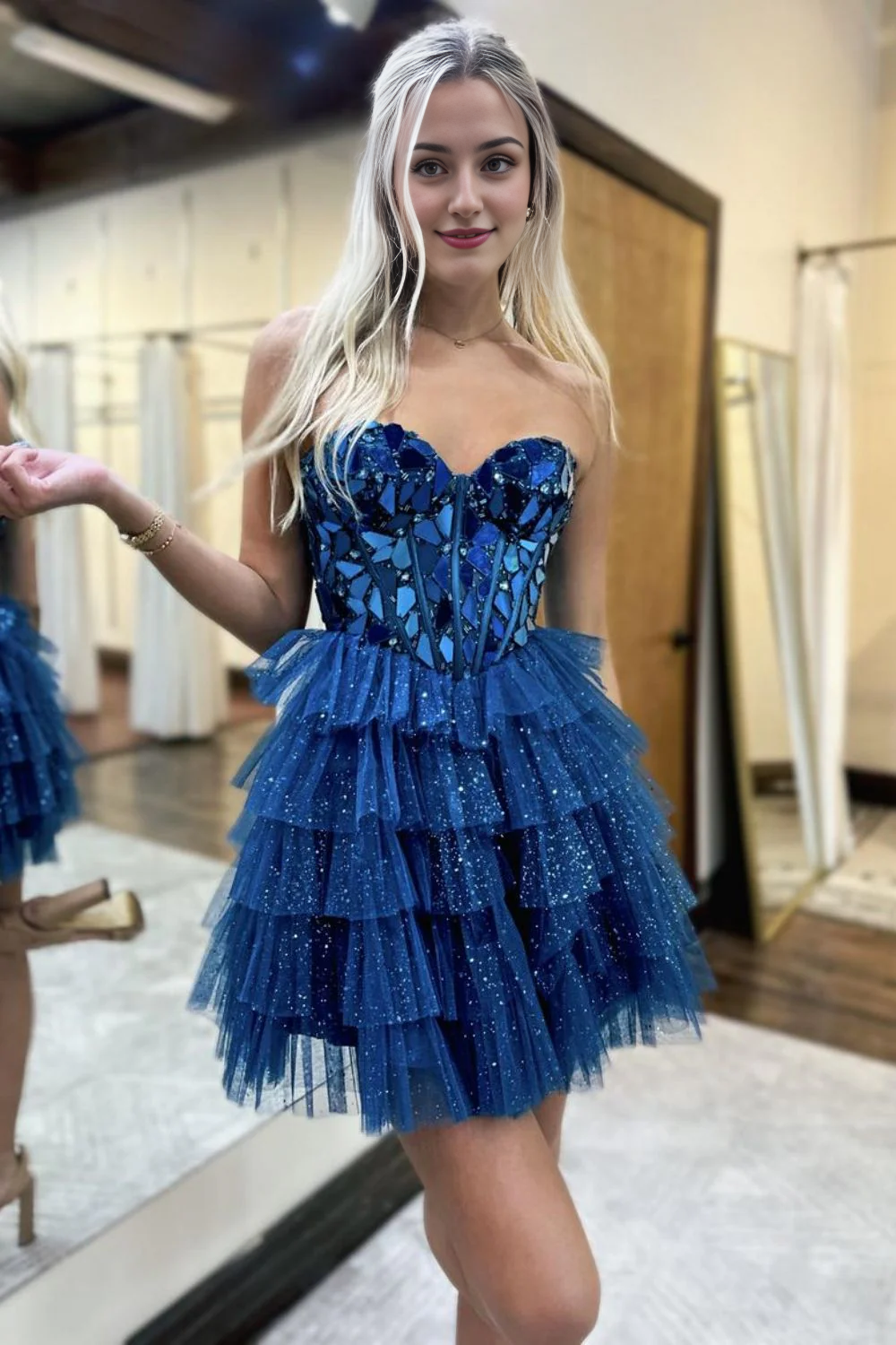 Superbe robe de soirée trapèze courte en tulle à volants et décolleté en cœur avec miroir