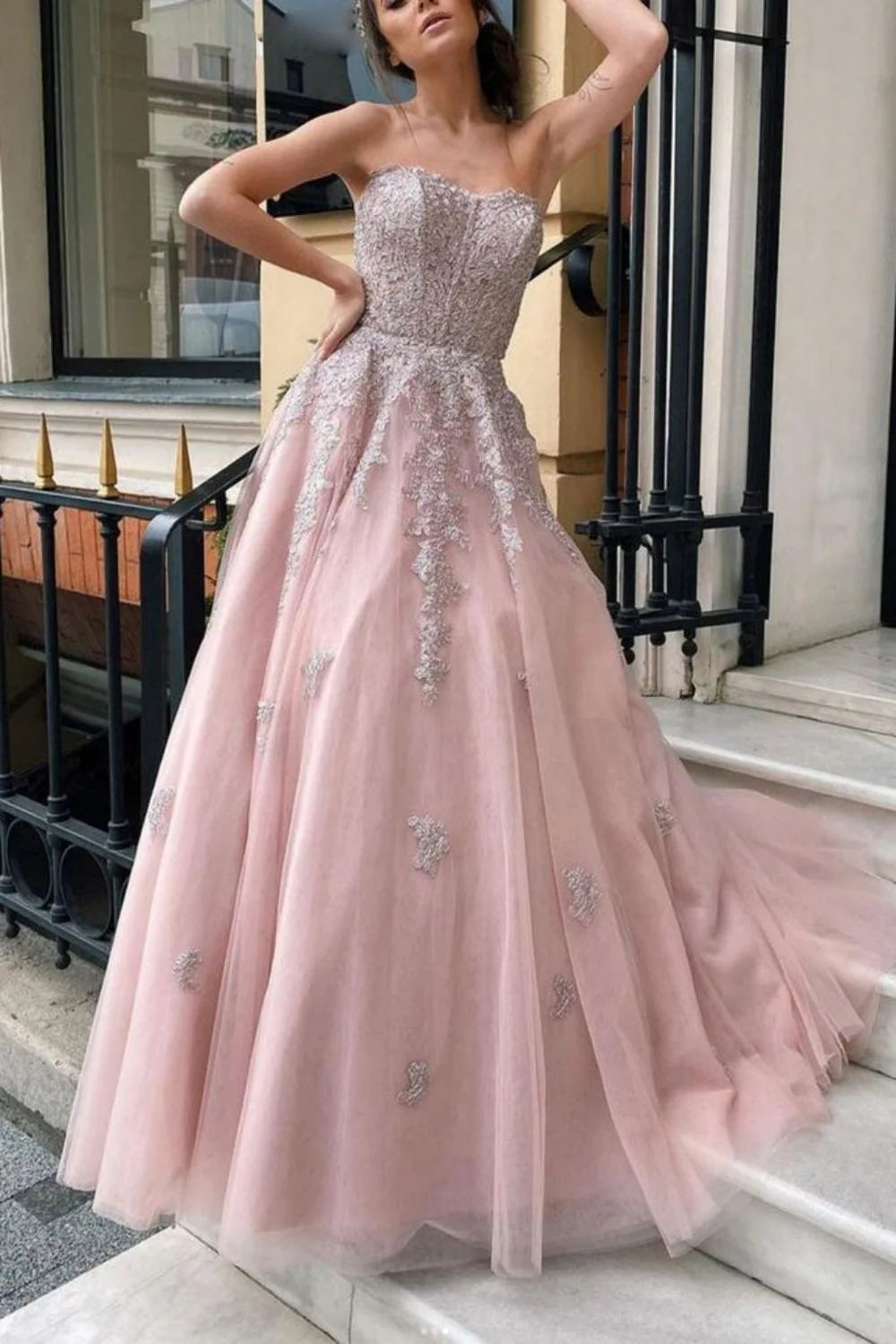 Superbe robe de bal longue trapèze à décolleté en cœur avec appliques