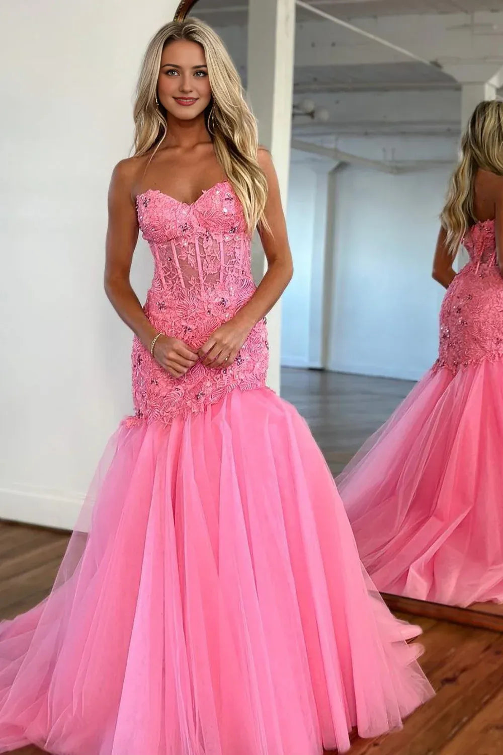 Hermoso vestido de fiesta largo de tul con escote corazón, corte sirena, hombros descubiertos, cuentas y apliques