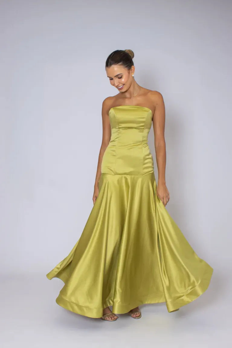 Graceful Strapless Sleeveless A-Line Pleated Satin Floor-Length Prom Dress