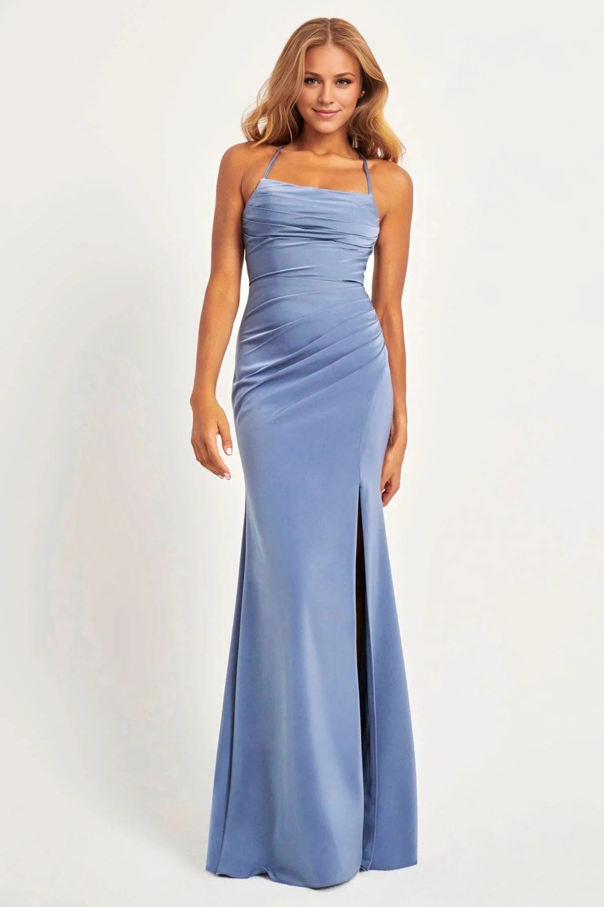 Vestido de noche verde Weitese, corte halter, cuello vuelto, corpiño fruncido y abertura alta. 