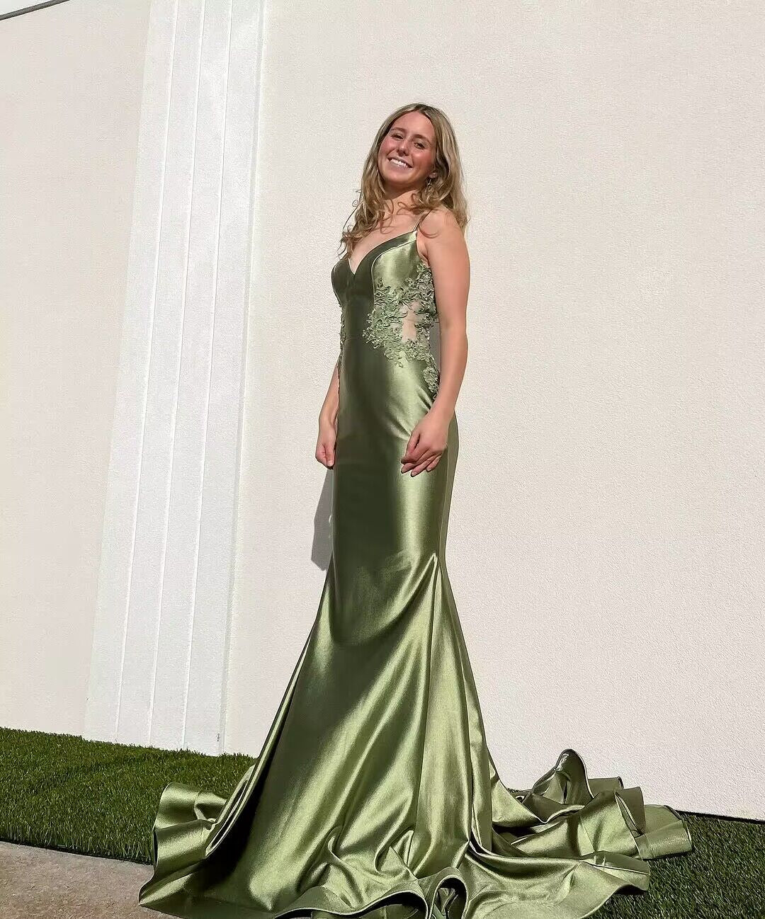 Weitese Formal Women's Dresses V Neck Green Mermaid Long Prom Dress With Applique Prom Dresses Stores