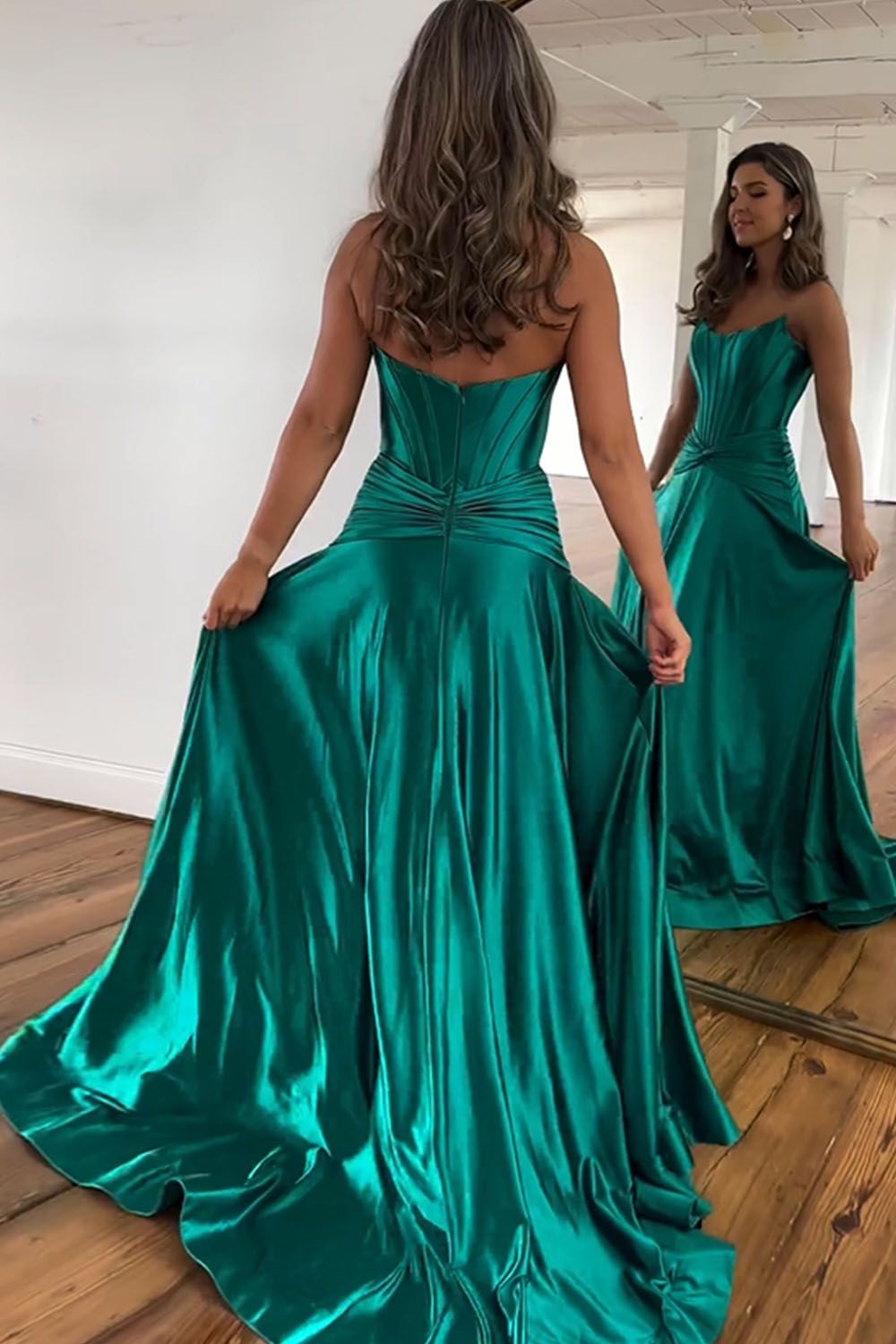 Vestido de fiesta largo de satén verde sin tirantes, corte A, con abertura, de Weitese