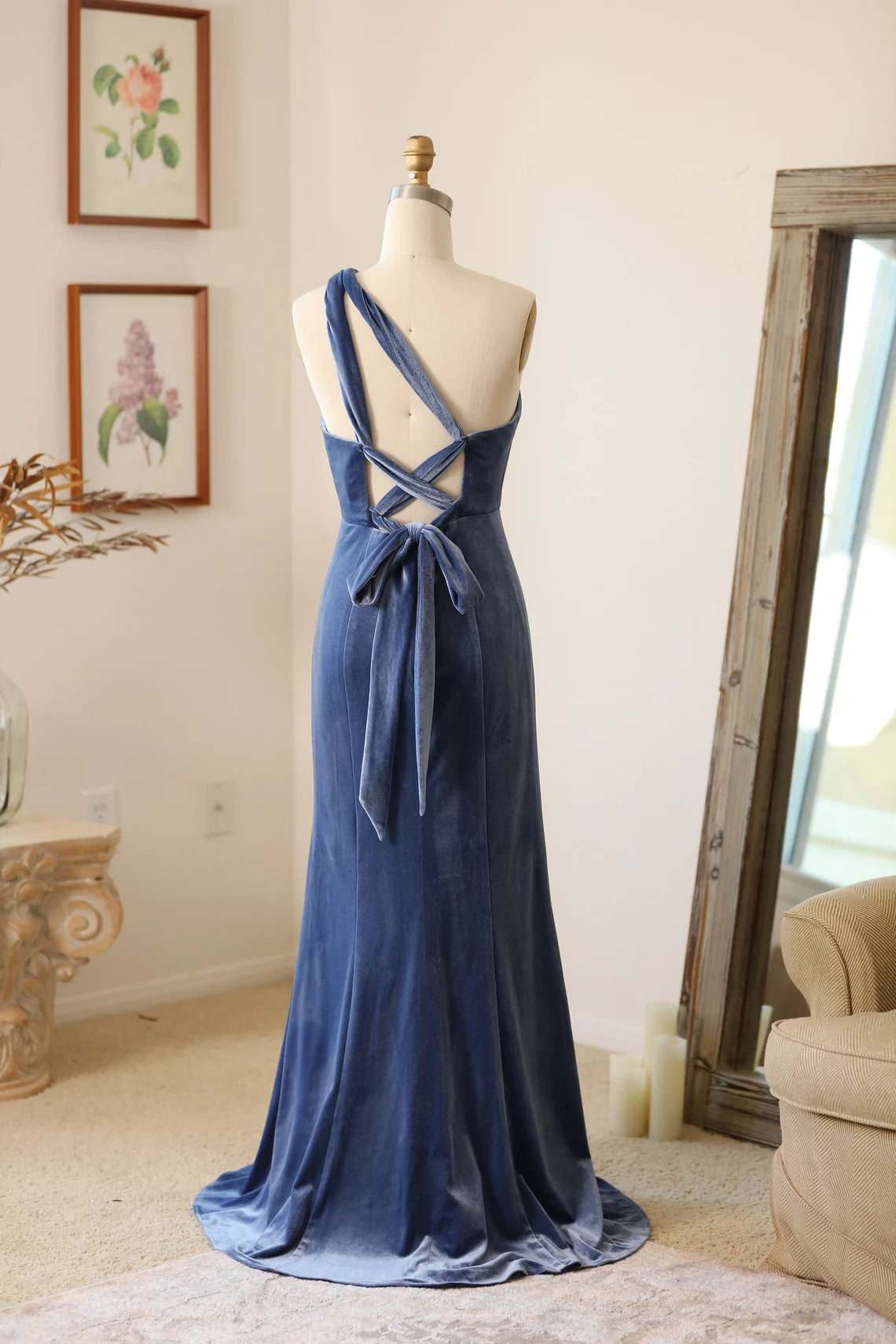 Vestido de dama de honor de terciopelo hecho a mano con cuello halter, abertura y varios estilos disponibles, largo y formal. 