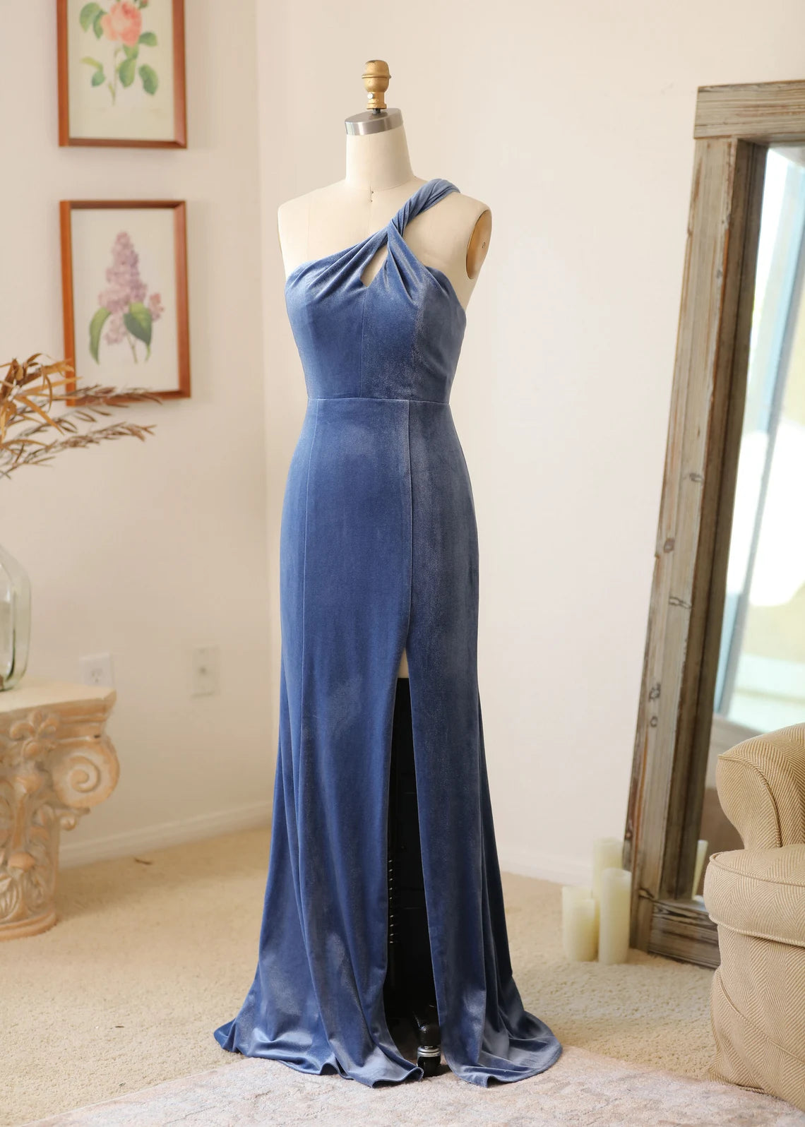 Vestido de dama de honor de terciopelo hecho a mano con cuello halter, abertura y varios estilos disponibles, largo y formal. 