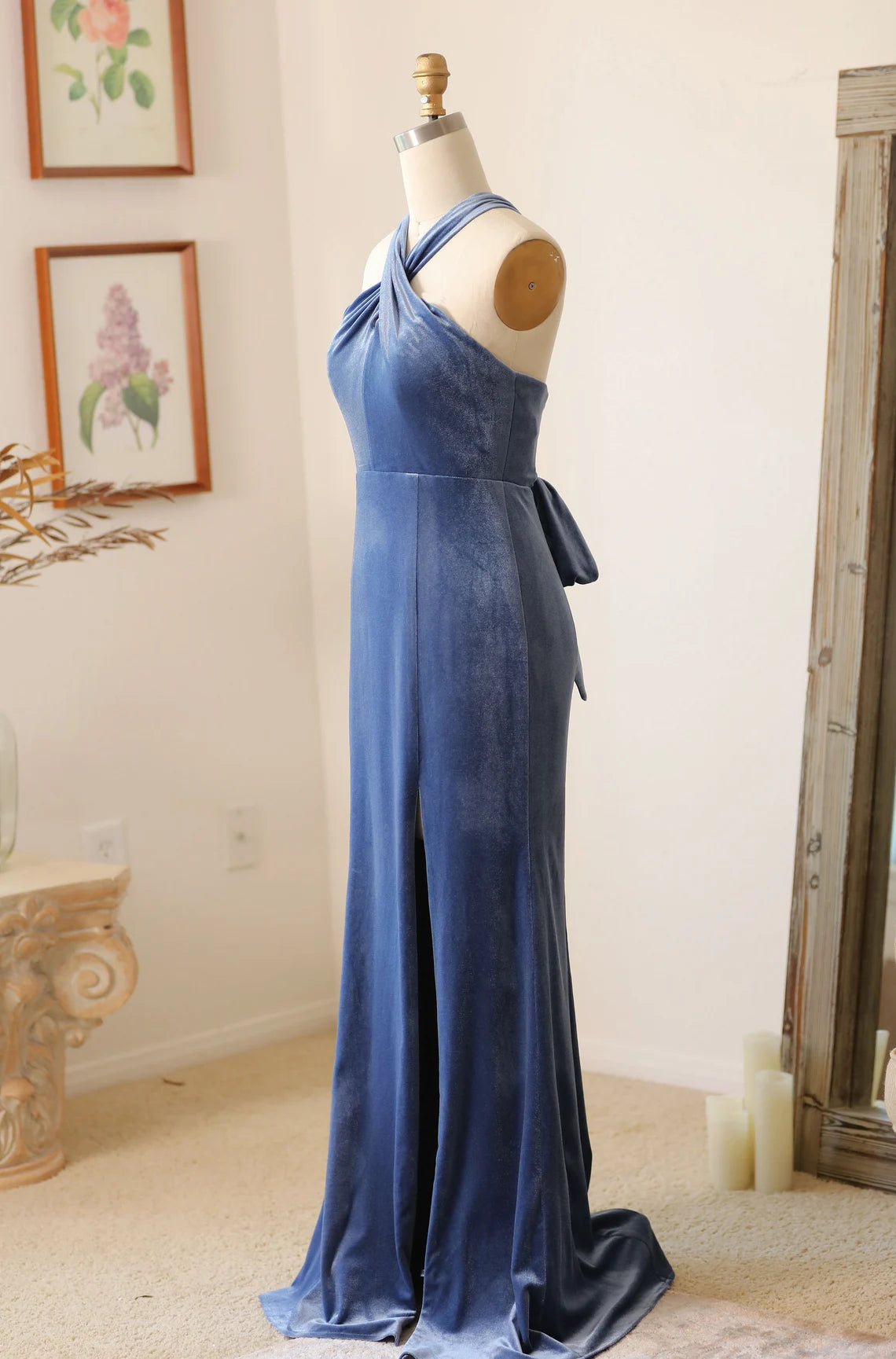 Vestido de dama de honor de terciopelo hecho a mano con cuello halter, abertura y varios estilos disponibles, largo y formal. 