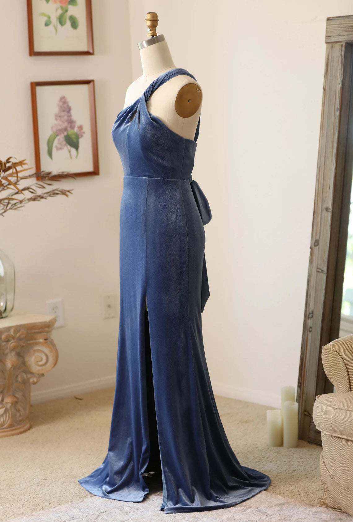 Vestido de dama de honor de terciopelo hecho a mano con cuello halter, abertura y varios estilos disponibles, largo y formal. 