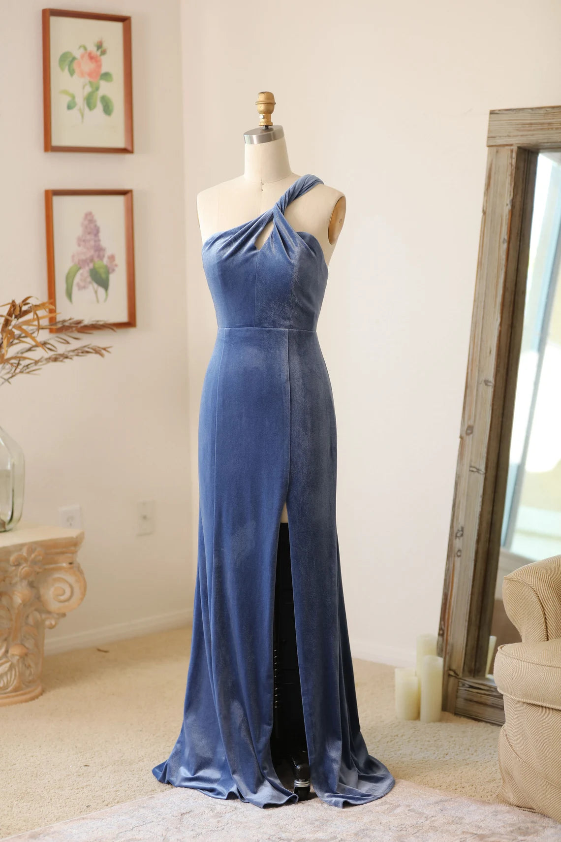 Vestido de dama de honor de terciopelo hecho a mano con cuello halter, abertura y varios estilos disponibles, largo y formal. 