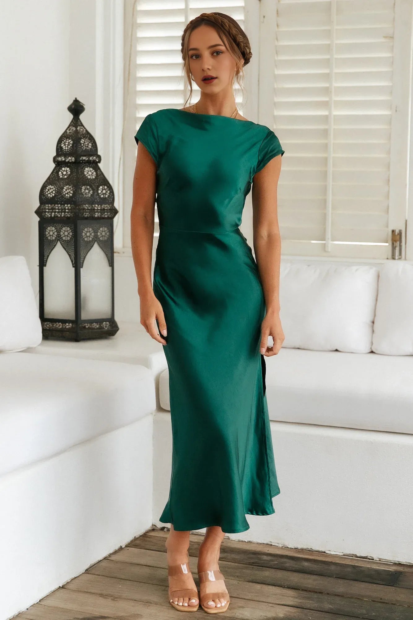 Vestido de fiesta elegante de satén verde bosque con cuello alto, largo hasta los tobillos, espalda abierta, mangas cortas, corte sirena, banda retorcida 