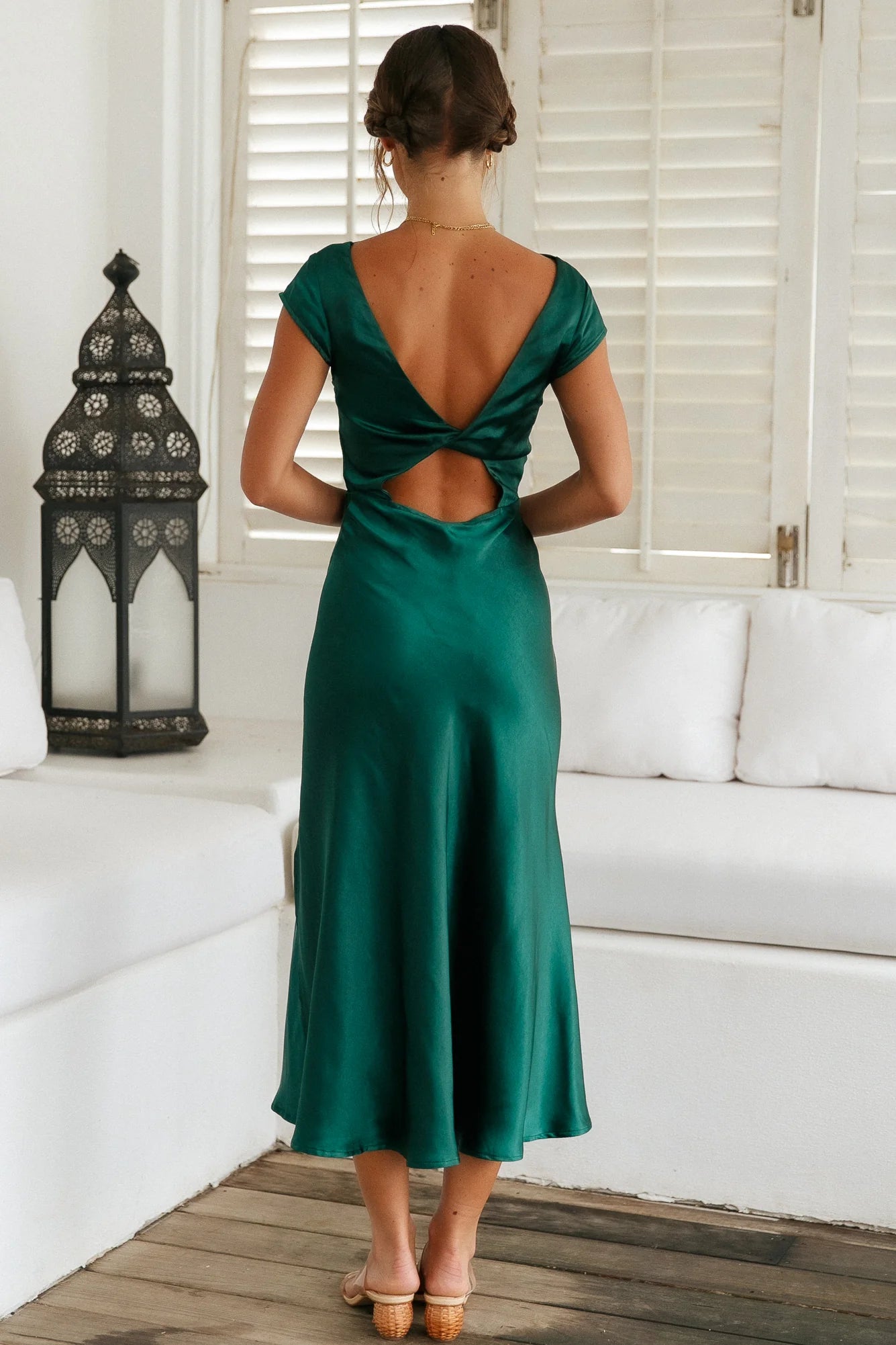 Vestido de fiesta elegante de satén verde bosque con cuello alto, largo hasta los tobillos, espalda abierta, mangas cortas, corte sirena, banda retorcida 