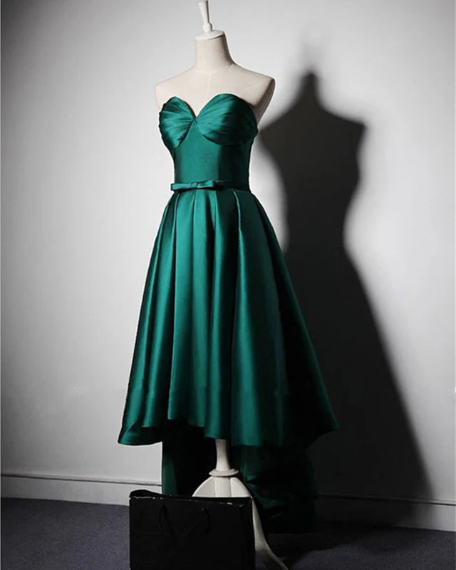 Vestidos de dama de honor asimétricos de corte alto y bajo con escote en forma de corazón de satén