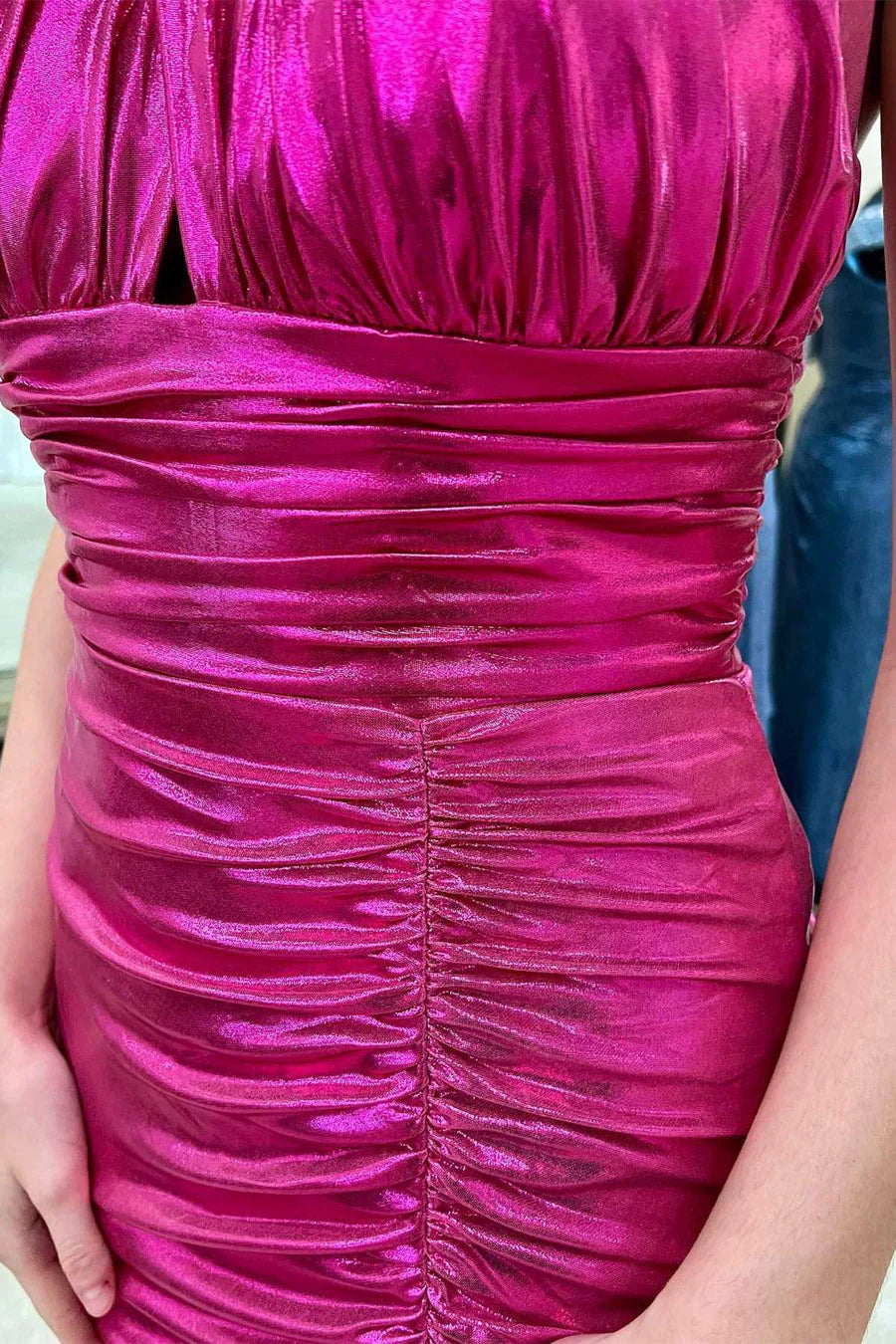 Robe de soirée courte froncée à col licou