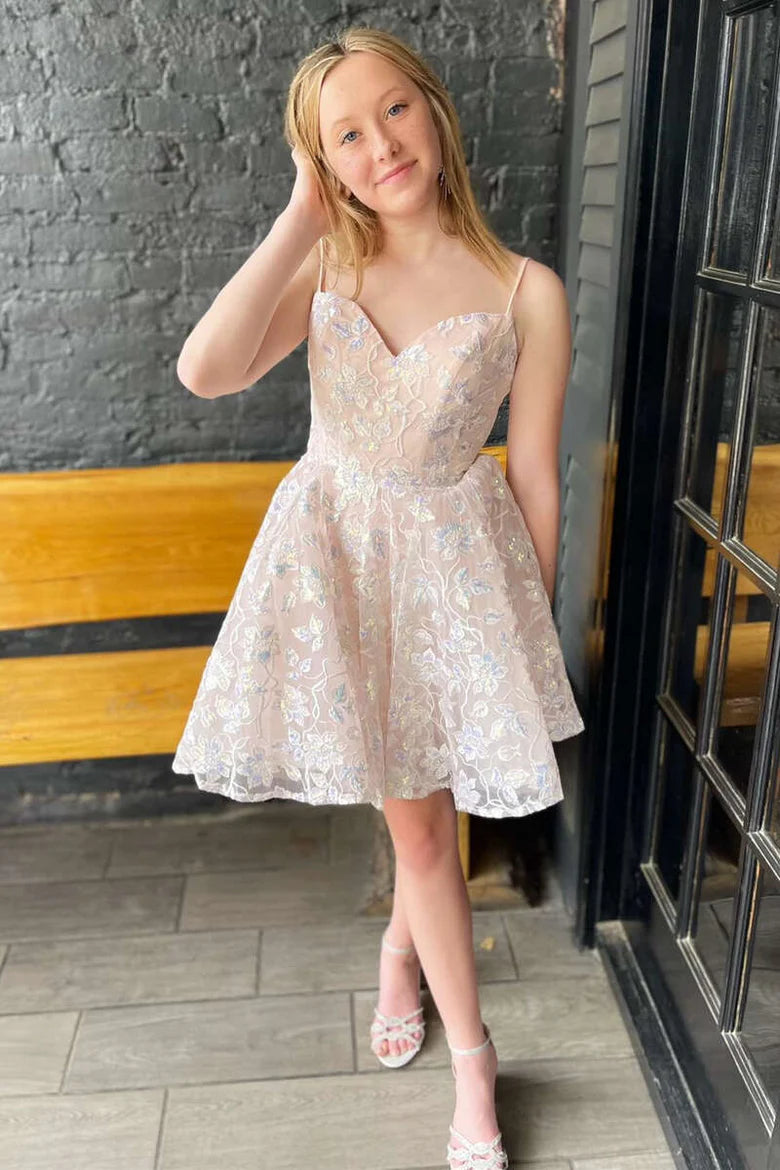 Robe de soirée courte trapèze en dentelle avec appliques