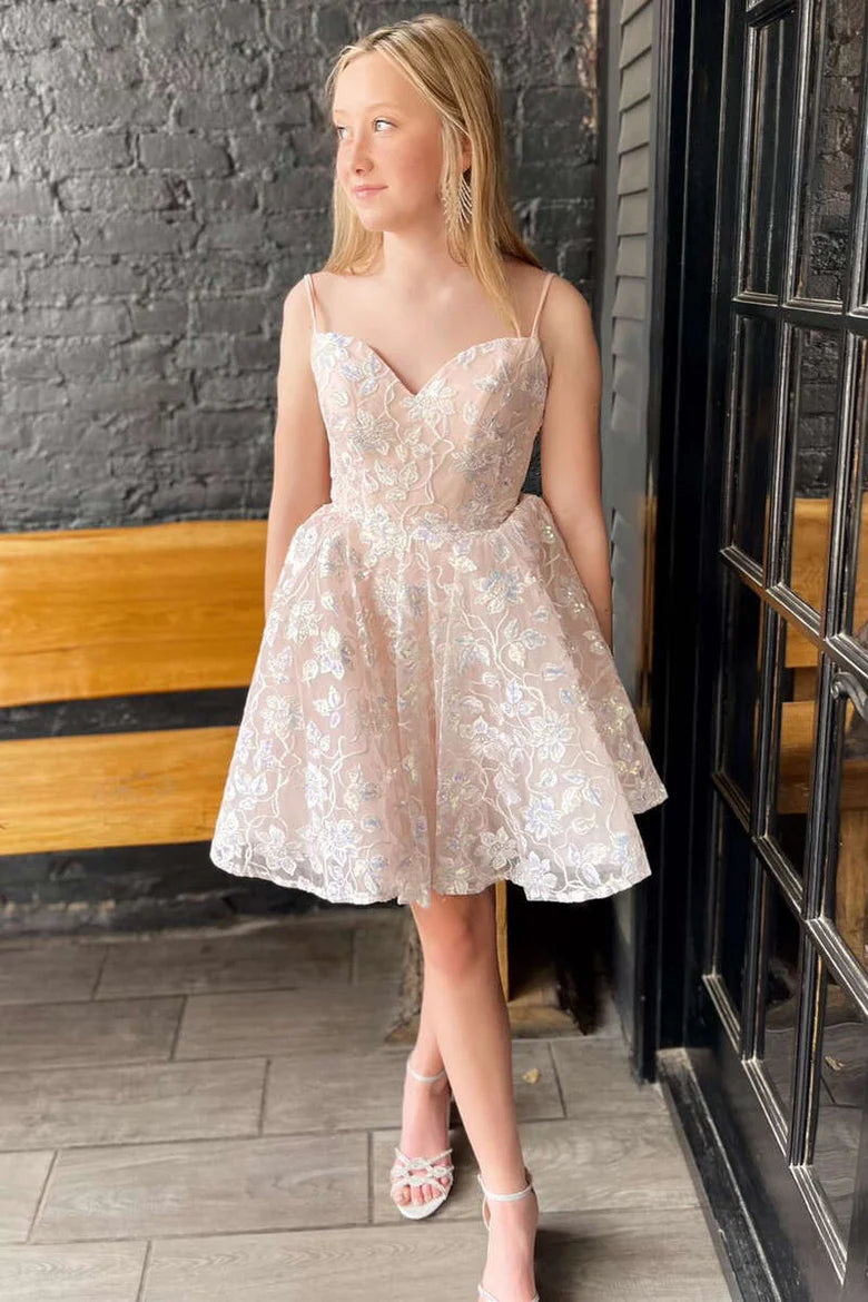 Robe de soirée courte trapèze en dentelle avec appliques