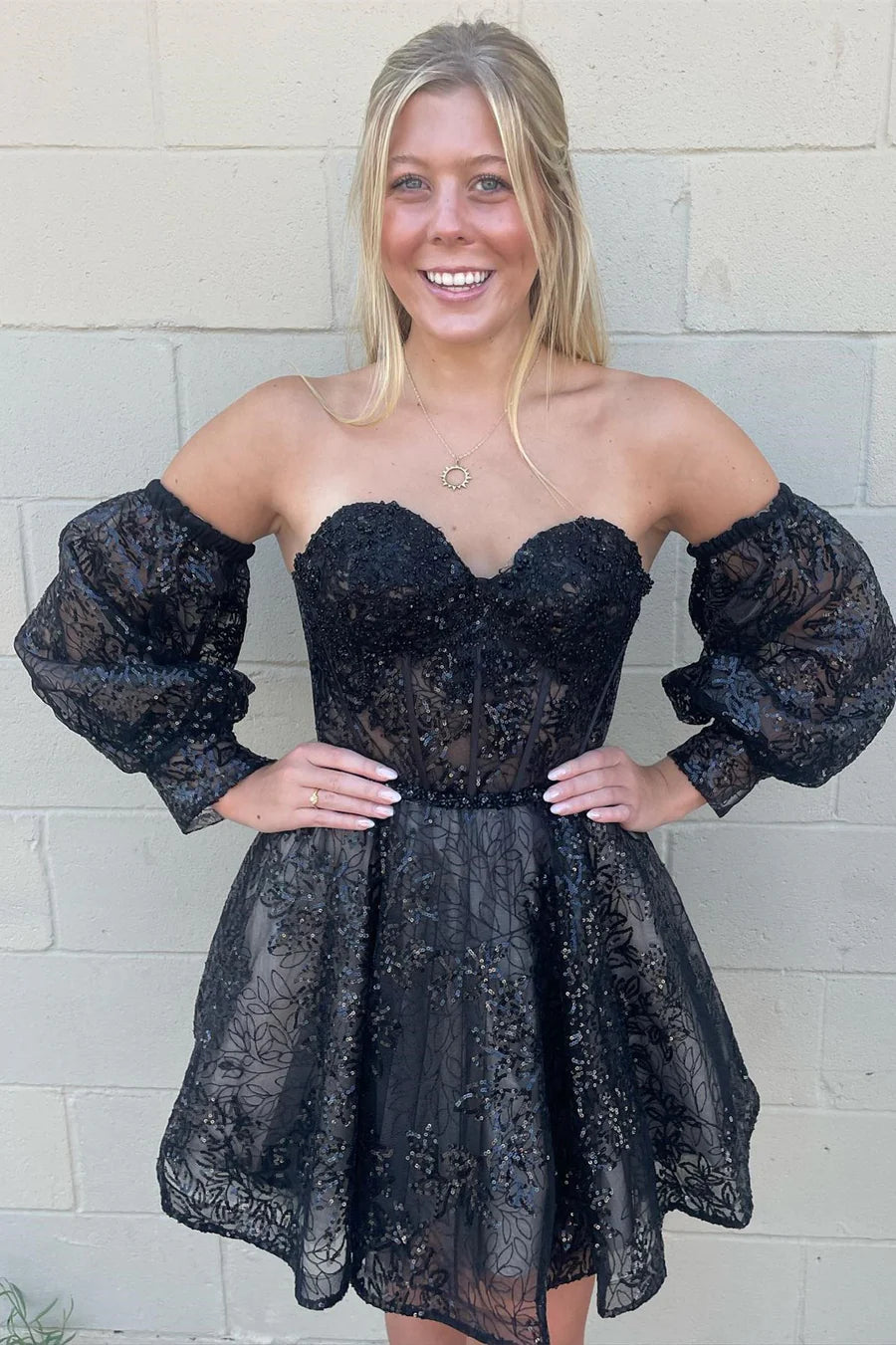 Vestido corto de fiesta con escote en forma de A y mangas abullonadas