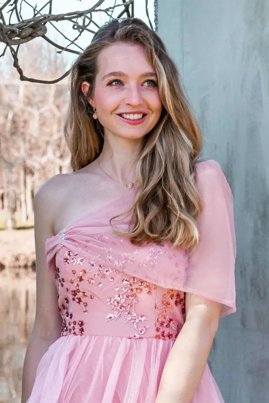 Robe de soirée courte en tulle, épaules dénudées, paillettes, sans bretelles