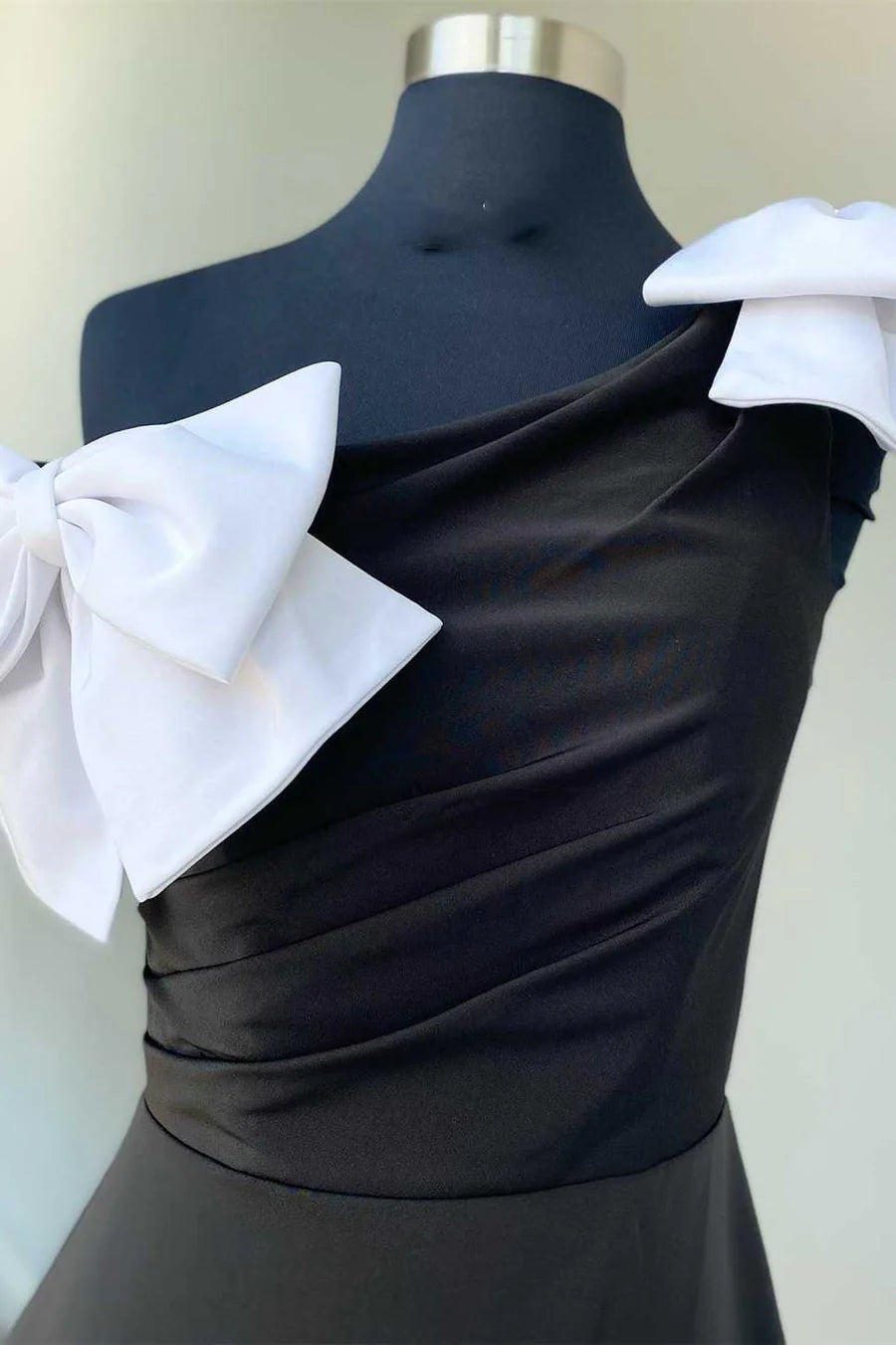 Robe de soirée courte moulante à une épaule avec nœuds