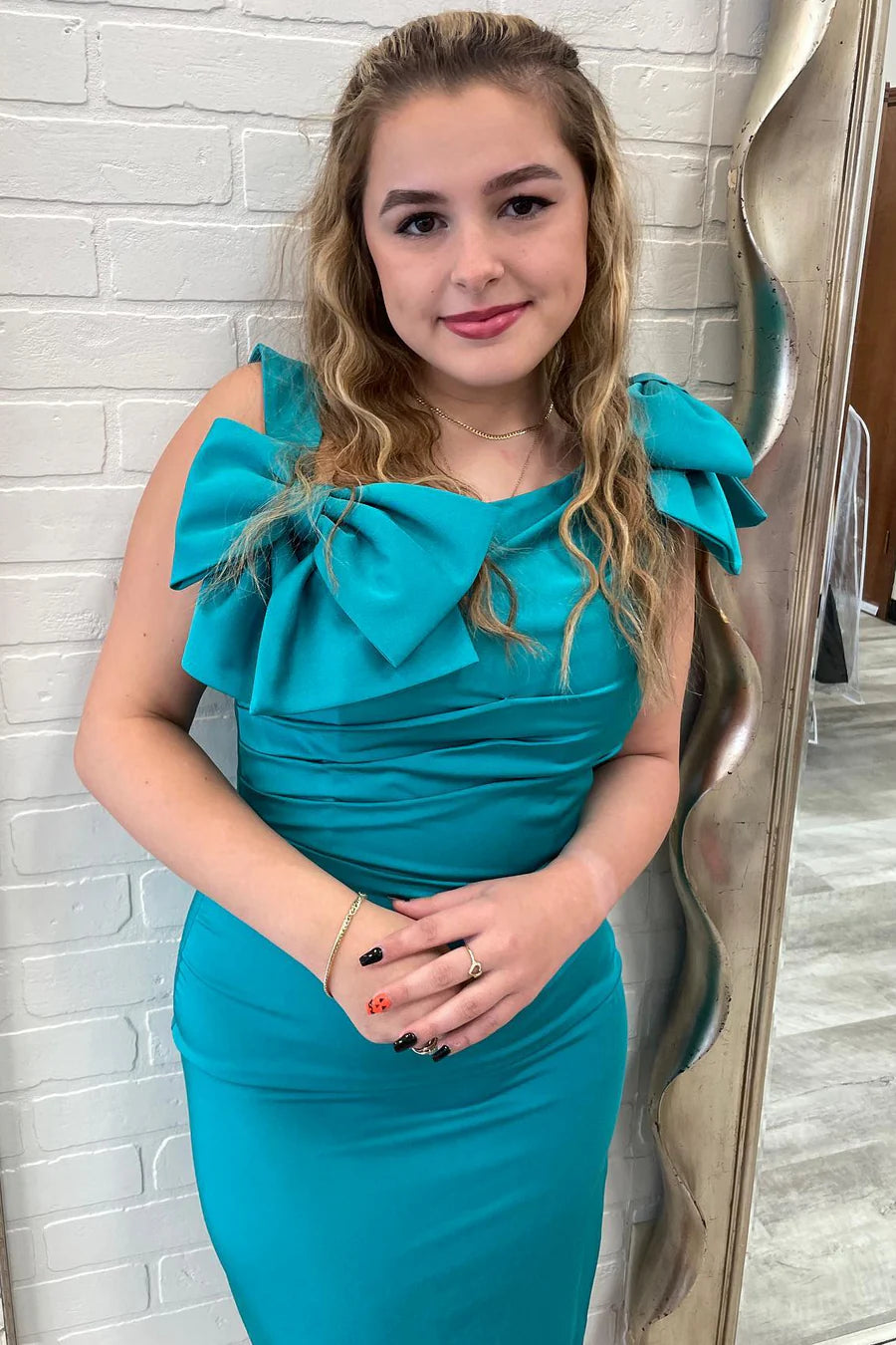 Robe de soirée courte moulante à une épaule avec nœuds