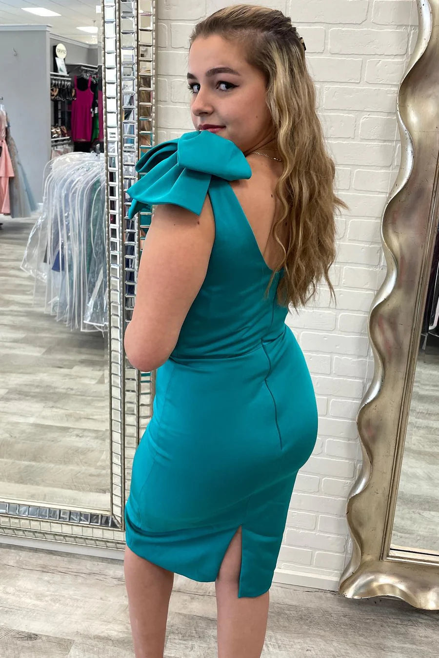 Robe de soirée courte moulante à une épaule avec nœuds