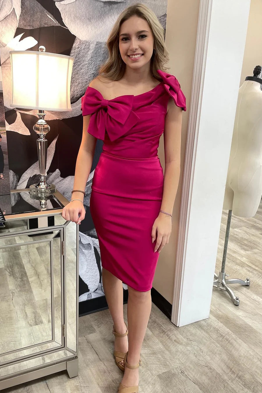 Robe de soirée courte moulante à une épaule avec nœuds