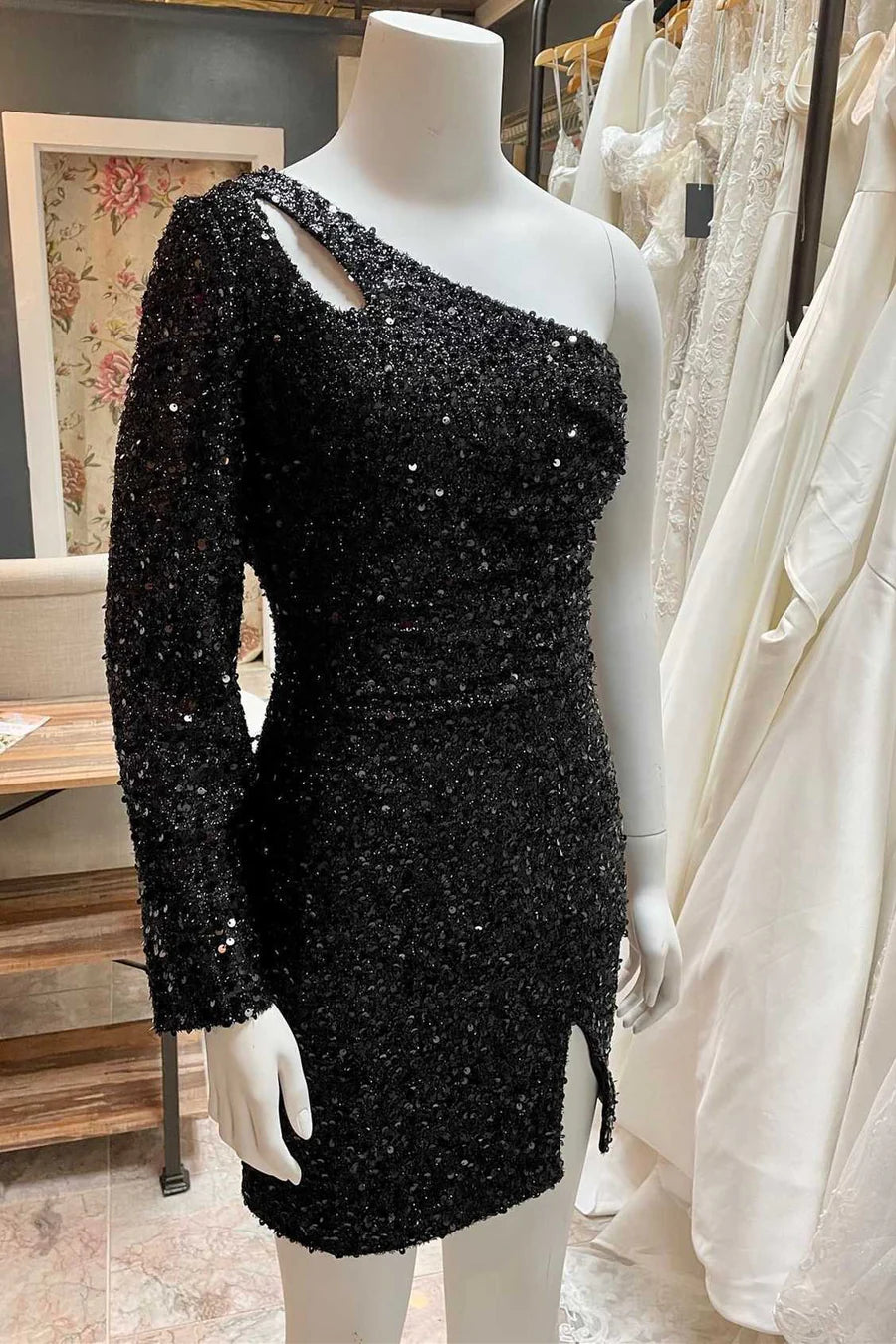 Robe de soirée courte à une manche et à paillettes