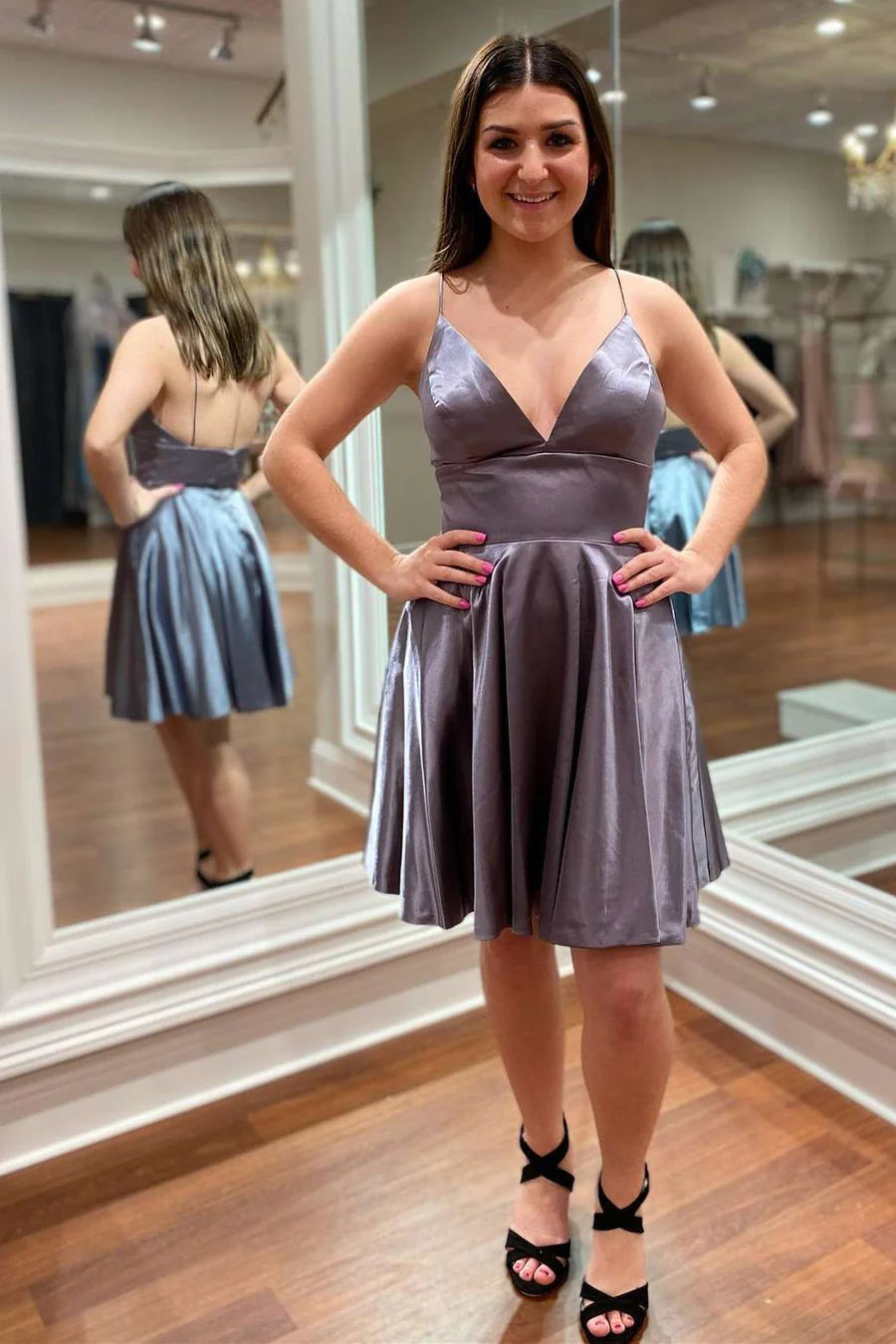 Robe de soirée trapèze à bretelles spaghetti et col en V