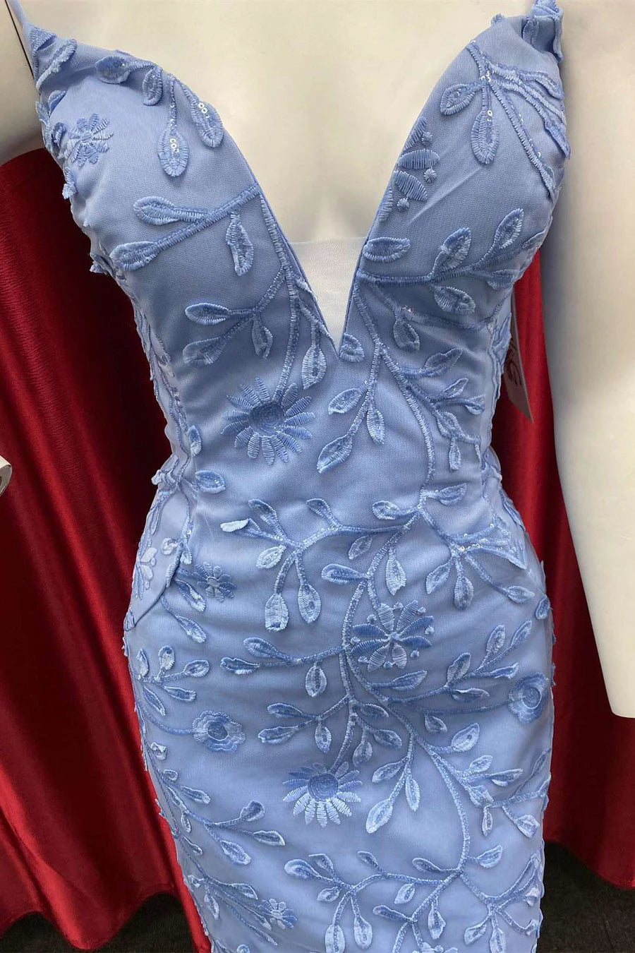 Robe de soirée moulante à bretelles en V profondes et appliqués