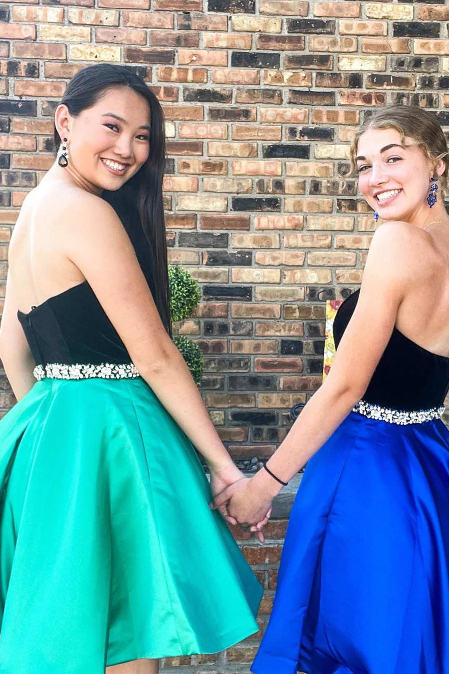 Robe de soirée courte trapèze sans bretelles avec ceinture et poches