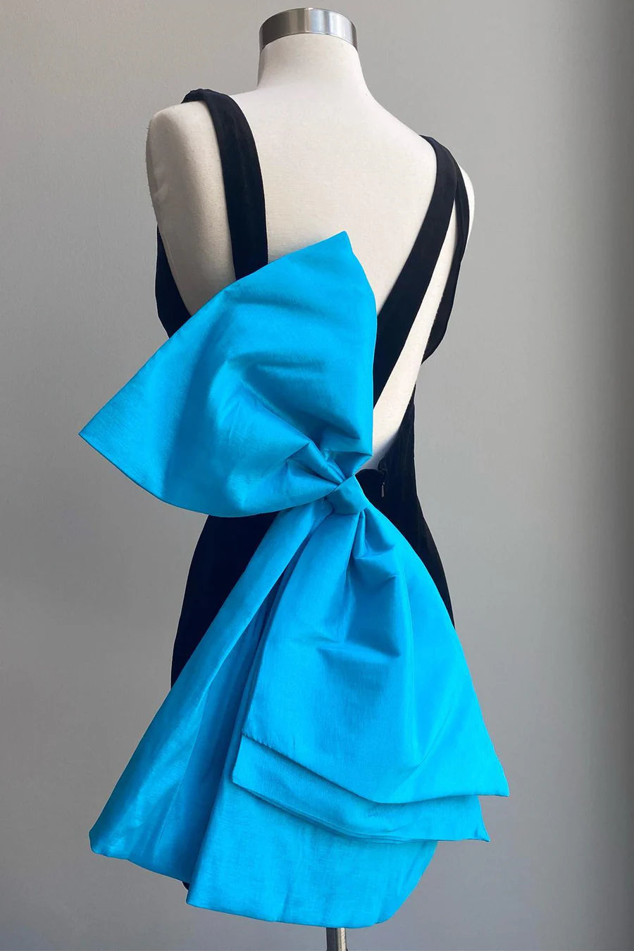 Vestido mini ajustado con escote en V profundo y lazo en la espalda para fiesta de bienvenida